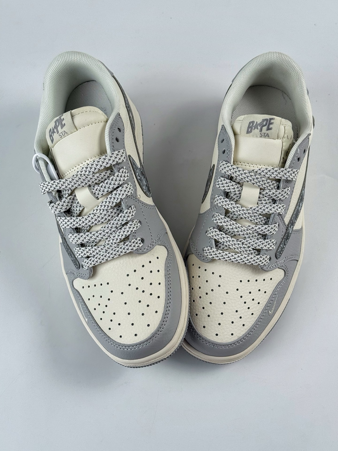 Travis Scott x Nike Air Jordan 1 Low x BAPE Air Jordan 1 Low 反转灰白小勾满天星倒钩 HS8068-021-莆田鞋,莆田鞋货源,高仿鞋,高仿鞋货源,安福档口,莆田高仿鞋,莆田鞋批发,高仿鞋批发,莆田高仿运动鞋,高仿运动鞋,莆田运动鞋 Travis Scott x Nike Air Jordan 1 Low x BAPE Air Jordan 1 Low 反转灰白小勾满天星倒钩 HS8068-021