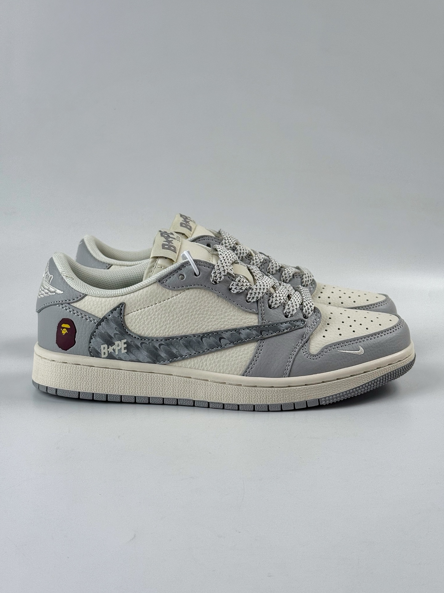 Travis Scott x Nike Air Jordan 1 Low x BAPE Air Jordan 1 Low 反转灰白小勾满天星倒钩 HS8068-021-莆田鞋,莆田鞋货源,高仿鞋,高仿鞋货源,安福档口,莆田高仿鞋,莆田鞋批发,高仿鞋批发,莆田高仿运动鞋,高仿运动鞋,莆田运动鞋 Travis Scott x Nike Air Jordan 1 Low x BAPE Air Jordan 1 Low 反转灰白小勾满天星倒钩 HS8068-021