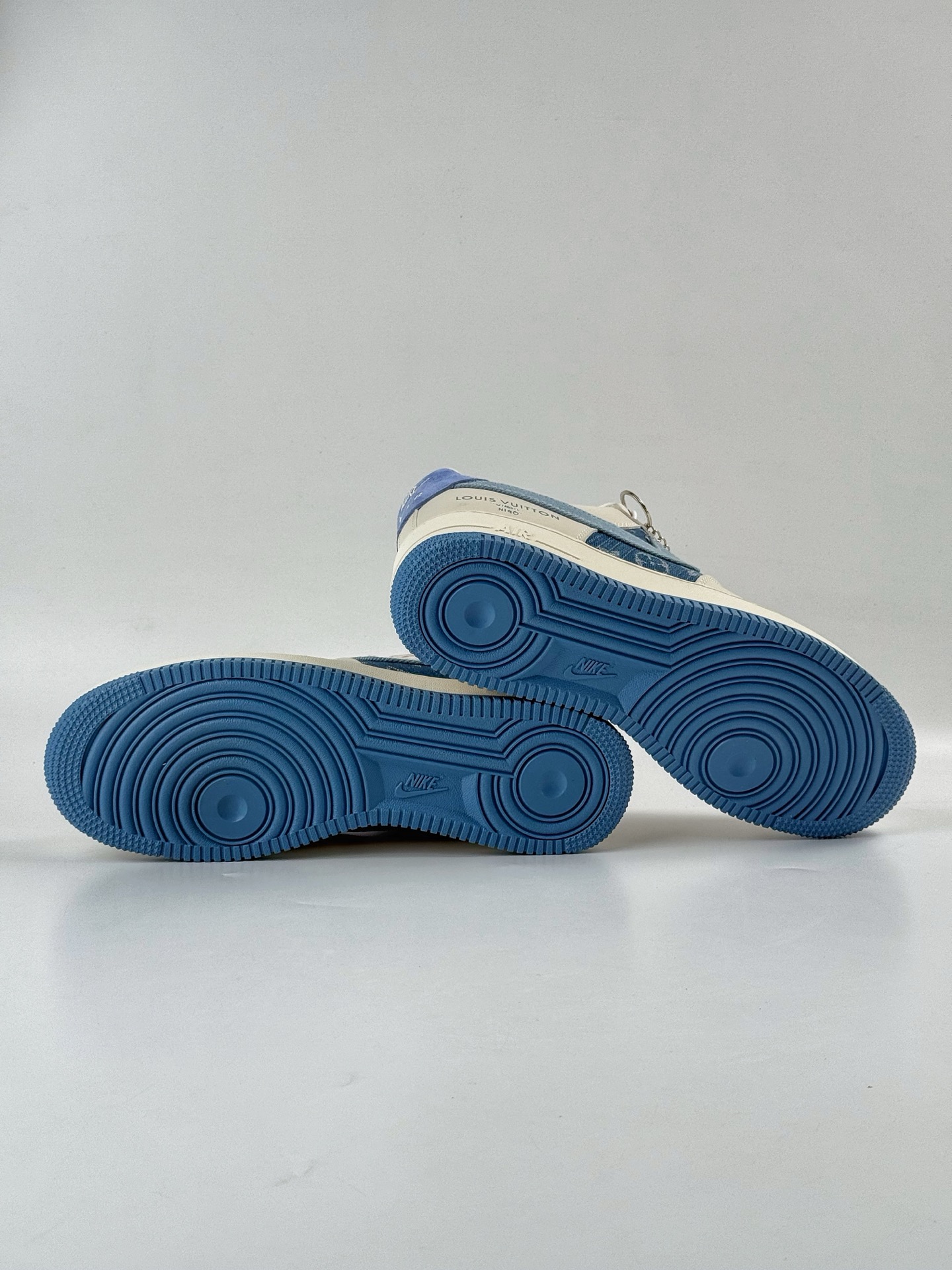 Nike Air Force 1 Low 07 x Louis Vuitton 白蓝 DF0188-068-莆田鞋,莆田鞋货源,高仿鞋,高仿鞋货源,安福档口,莆田高仿鞋,莆田鞋批发,高仿鞋批发,莆田高仿运动鞋,高仿运动鞋,莆田运动鞋 Nike Air Force 1 Low 07 x Louis Vuitton 白蓝 DF0188-068