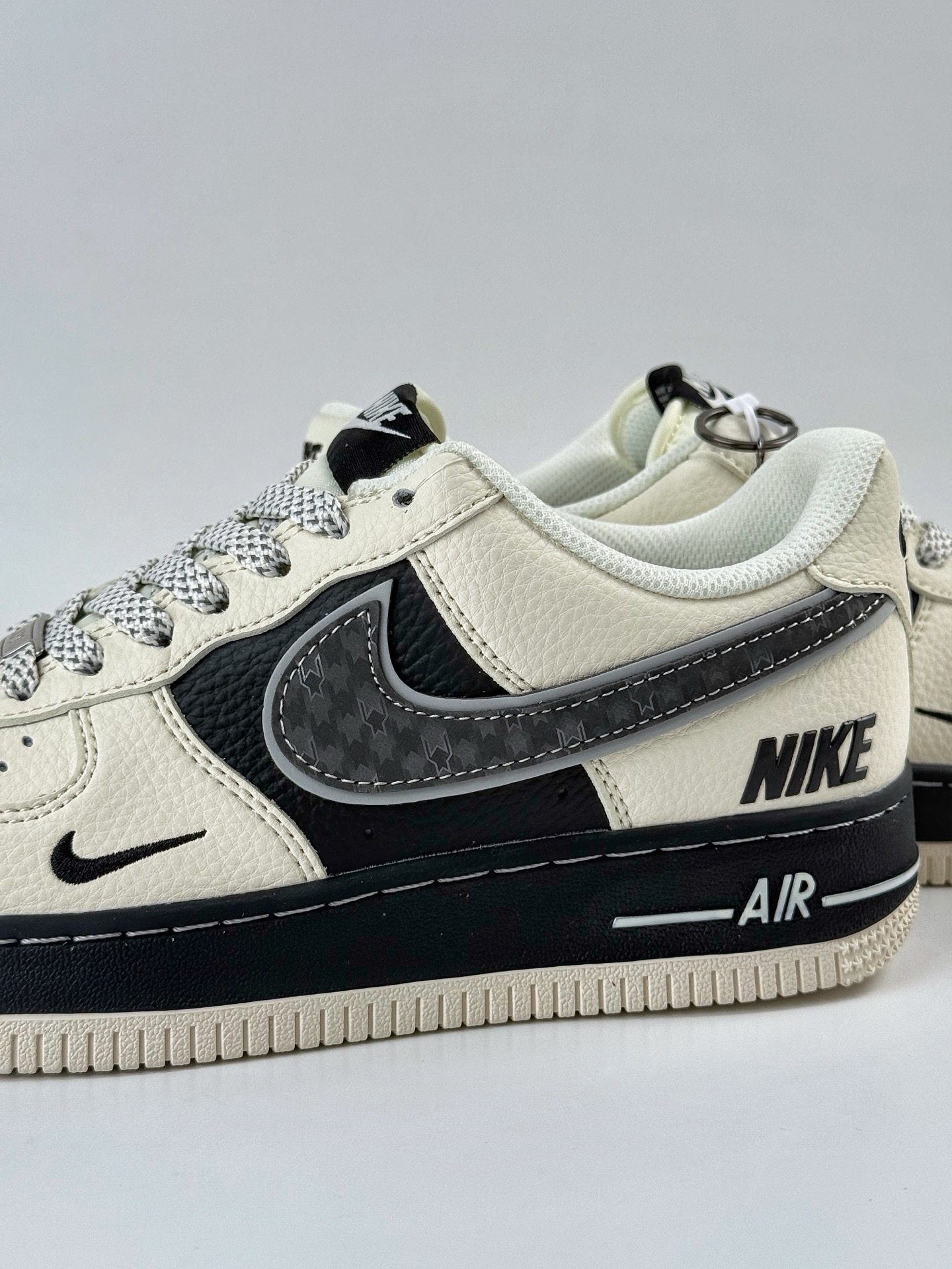 Nike Air Force 1 Low 07 x NIKE 白黑小勾满天星 XX3168-206-莆田鞋,莆田鞋货源,高仿鞋,高仿鞋货源,安福档口,莆田高仿鞋,莆田鞋批发,高仿鞋批发,莆田高仿运动鞋,高仿运动鞋,莆田运动鞋 Nike Air Force 1 Low 07 x NIKE 白黑小勾满天星 XX3168-206