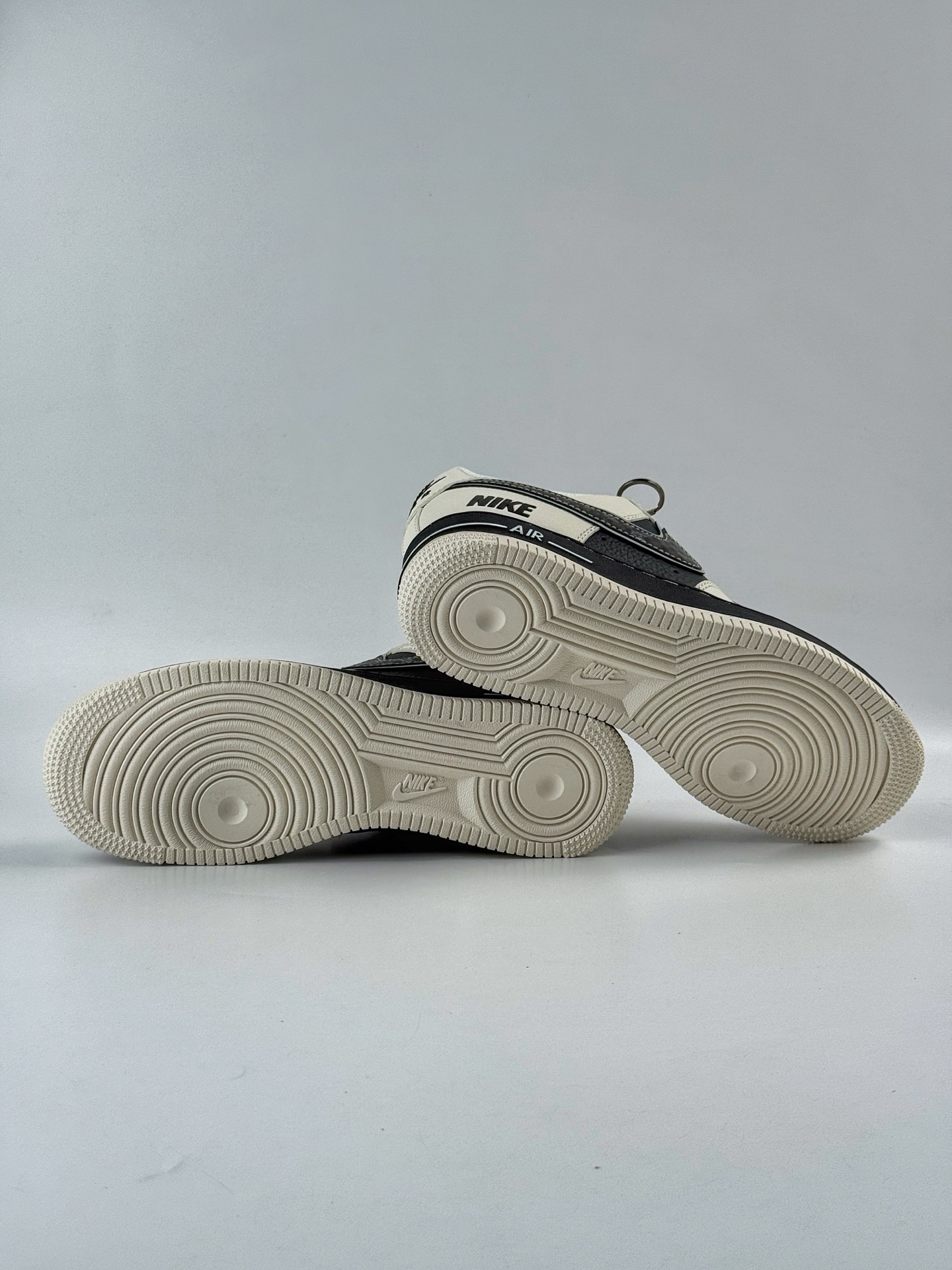 Nike Air Force 1 Low 07 x NIKE 白黑小勾满天星 XX3168-206-莆田鞋,莆田鞋货源,高仿鞋,高仿鞋货源,安福档口,莆田高仿鞋,莆田鞋批发,高仿鞋批发,莆田高仿运动鞋,高仿运动鞋,莆田运动鞋 Nike Air Force 1 Low 07 x NIKE 白黑小勾满天星 XX3168-206