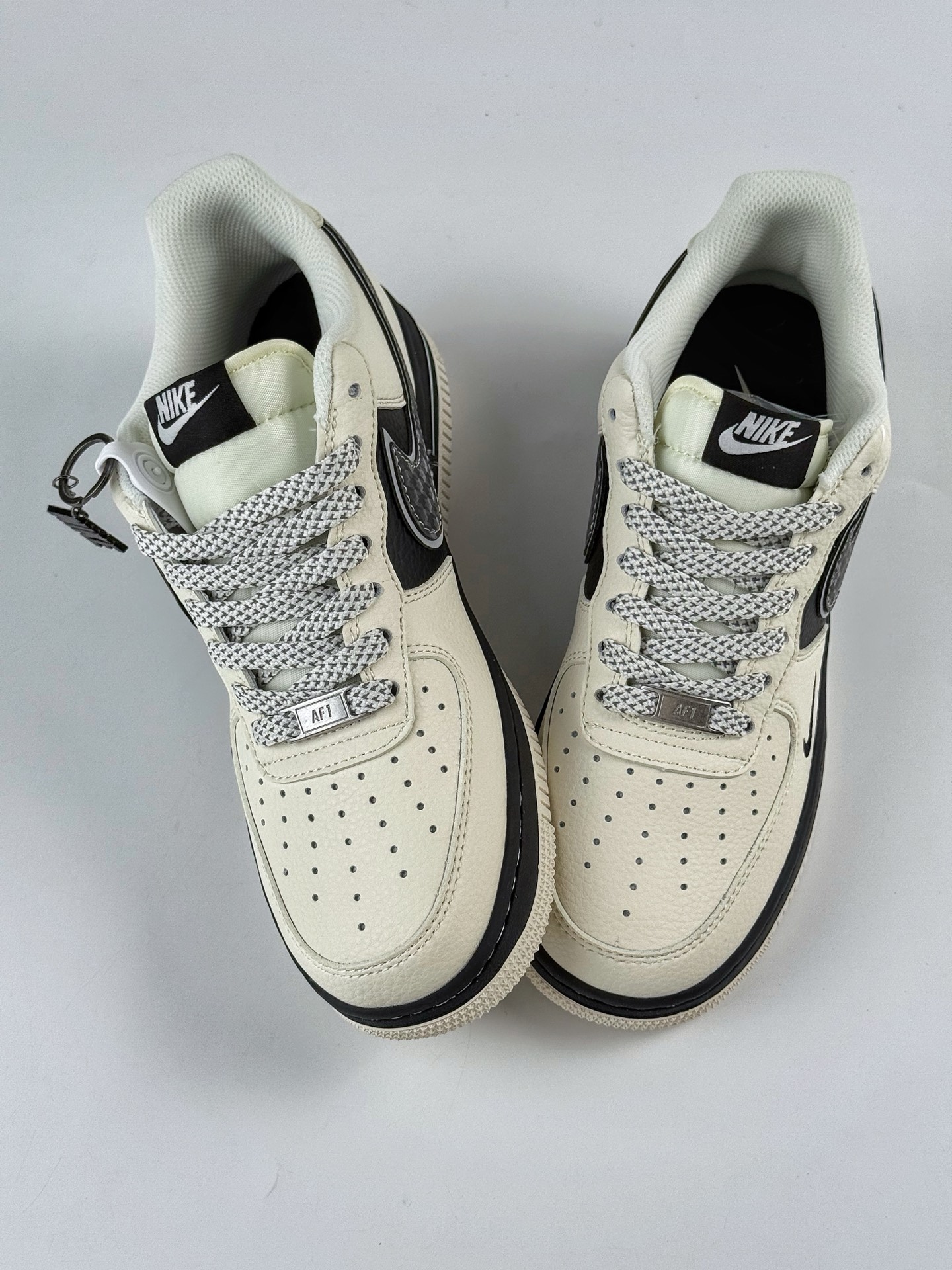 Nike Air Force 1 Low 07 x NIKE 白黑小勾满天星 XX3168-206-莆田鞋,莆田鞋货源,高仿鞋,高仿鞋货源,安福档口,莆田高仿鞋,莆田鞋批发,高仿鞋批发,莆田高仿运动鞋,高仿运动鞋,莆田运动鞋 Nike Air Force 1 Low 07 x NIKE 白黑小勾满天星 XX3168-206