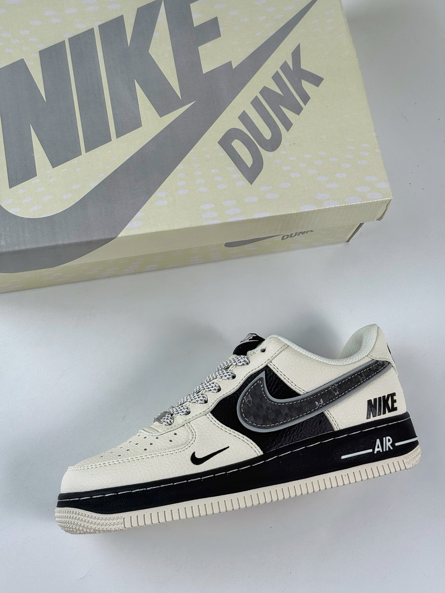 Nike Air Force 1 Low 07 x NIKE 白黑小勾满天星 XX3168-206-莆田鞋,莆田鞋货源,高仿鞋,高仿鞋货源,安福档口,莆田高仿鞋,莆田鞋批发,高仿鞋批发,莆田高仿运动鞋,高仿运动鞋,莆田运动鞋 Nike Air Force 1 Low 07 x NIKE 白黑小勾满天星 XX3168-206