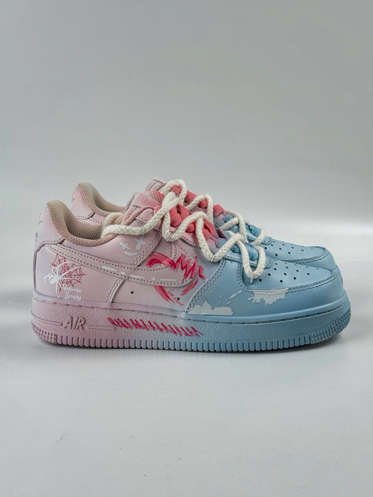 Nike Air Force 1 Low 07 蓝粉蜘蛛涂鸦绑带 QX2032-707-莆田鞋,莆田鞋货源,高仿鞋,高仿鞋货源,安福档口,莆田高仿鞋,莆田鞋批发,高仿鞋批发,莆田高仿运动鞋,高仿运动鞋,莆田运动鞋 Nike Air Force 1 Low 07 蓝粉蜘蛛涂鸦绑带 QX2032-707