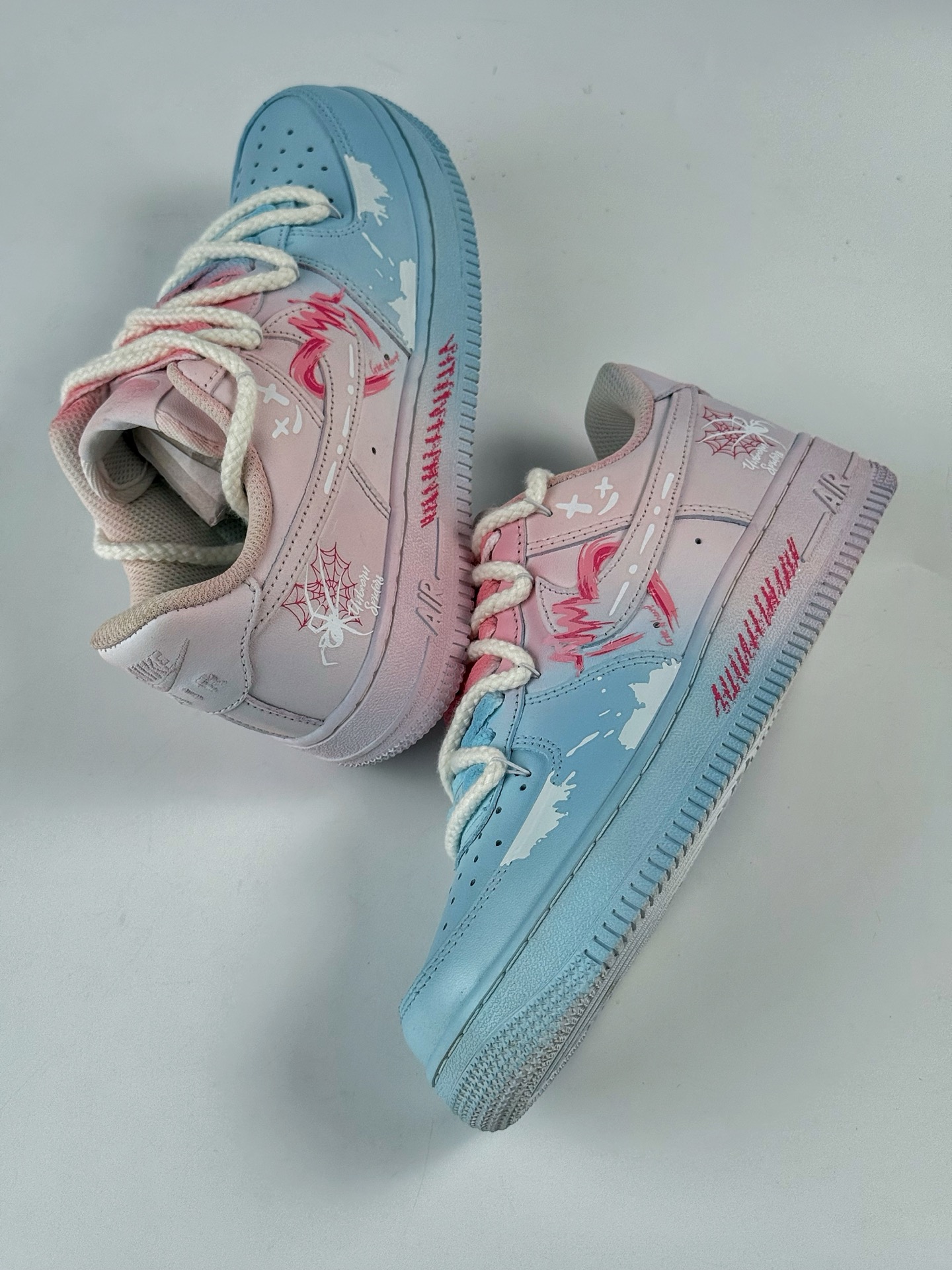 Nike Air Force 1 Low 07 蓝粉蜘蛛涂鸦绑带 QX2032-707-莆田鞋,莆田鞋货源,高仿鞋,高仿鞋货源,安福档口,莆田高仿鞋,莆田鞋批发,高仿鞋批发,莆田高仿运动鞋,高仿运动鞋,莆田运动鞋 Nike Air Force 1 Low 07 蓝粉蜘蛛涂鸦绑带 QX2032-707