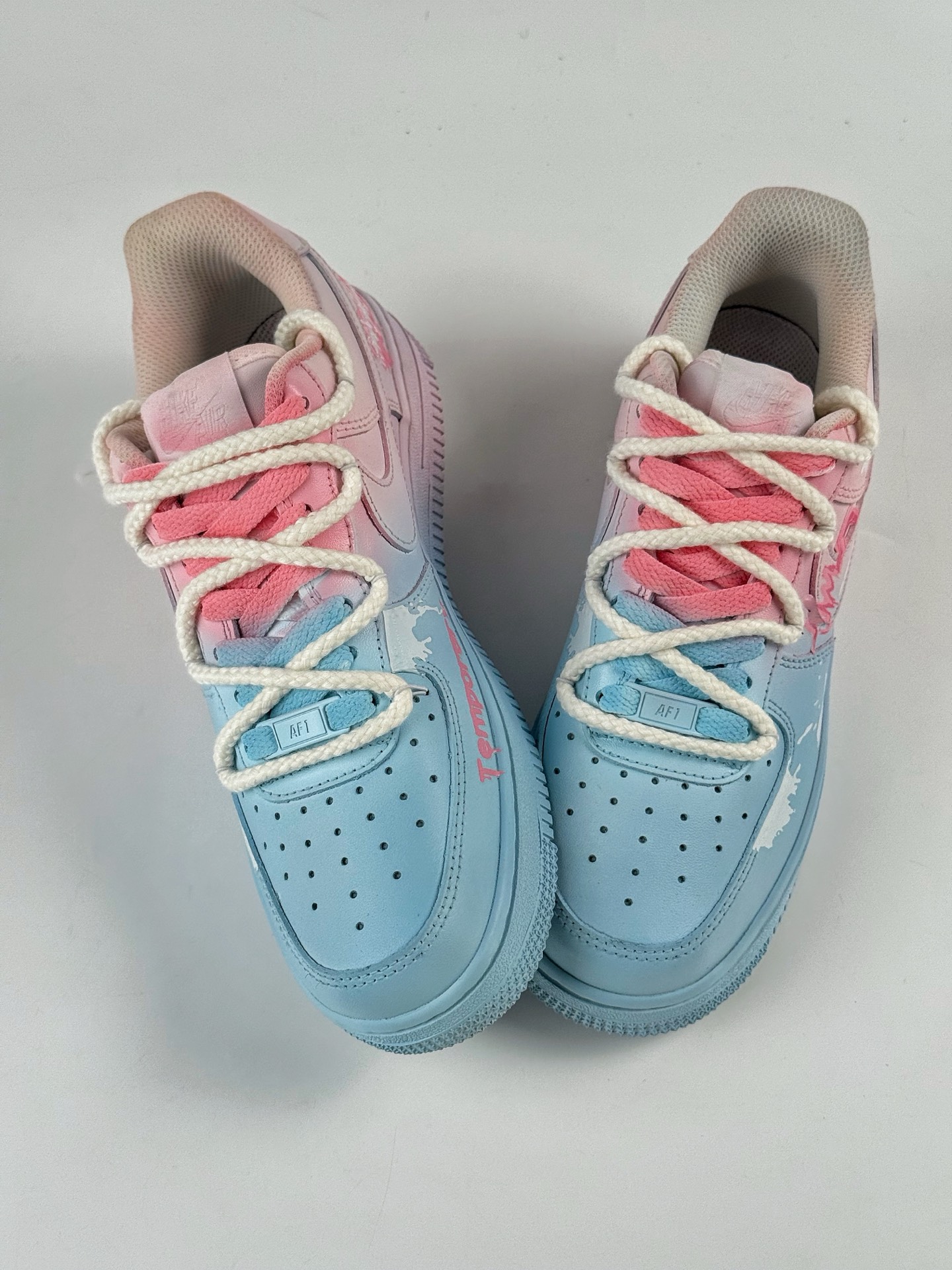 Nike Air Force 1 Low 07 蓝粉蜘蛛涂鸦绑带 QX2032-707-莆田鞋,莆田鞋货源,高仿鞋,高仿鞋货源,安福档口,莆田高仿鞋,莆田鞋批发,高仿鞋批发,莆田高仿运动鞋,高仿运动鞋,莆田运动鞋 Nike Air Force 1 Low 07 蓝粉蜘蛛涂鸦绑带 QX2032-707