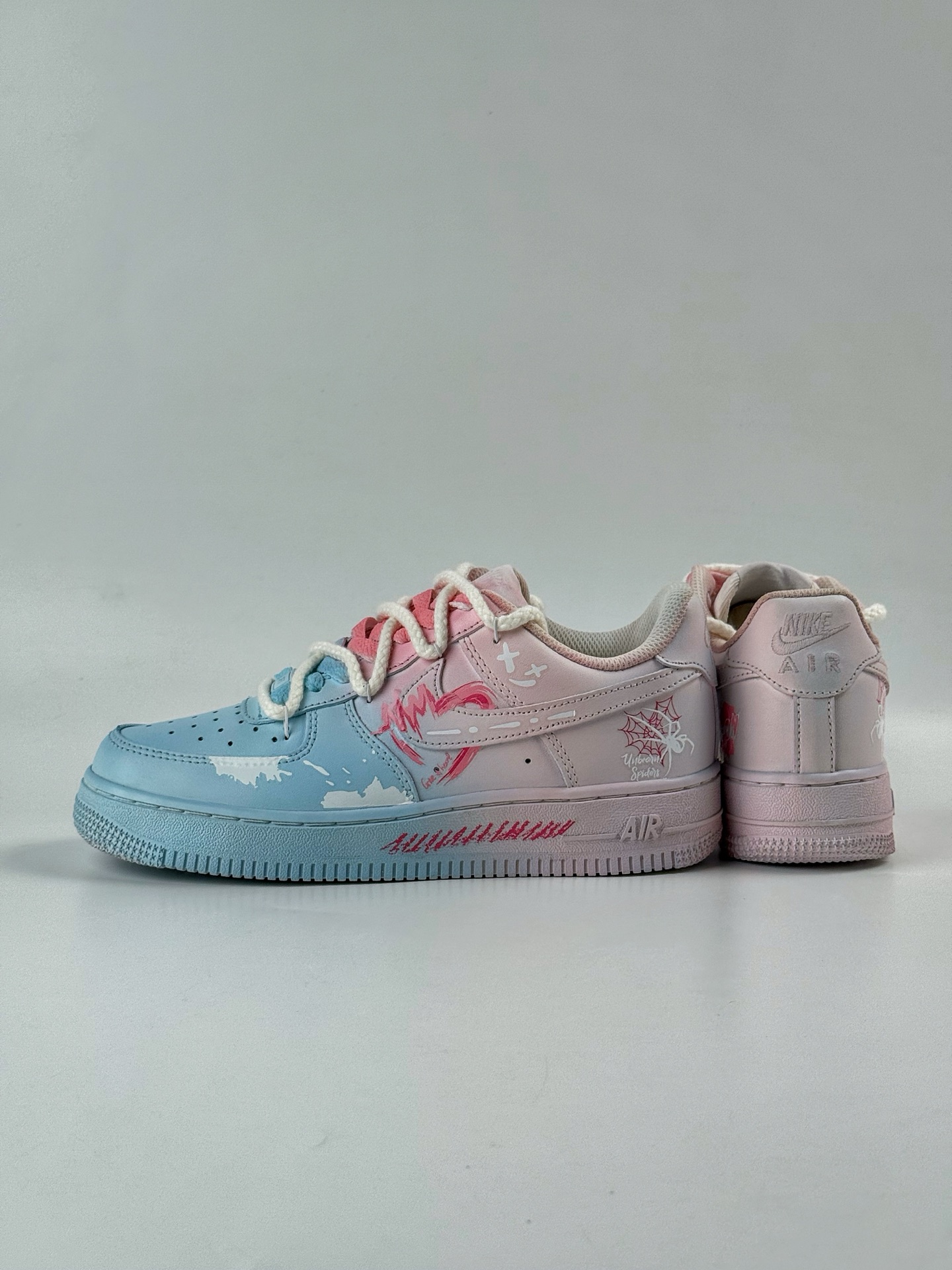 Nike Air Force 1 Low 07 蓝粉蜘蛛涂鸦绑带 QX2032-707-莆田鞋,莆田鞋货源,高仿鞋,高仿鞋货源,安福档口,莆田高仿鞋,莆田鞋批发,高仿鞋批发,莆田高仿运动鞋,高仿运动鞋,莆田运动鞋 Nike Air Force 1 Low 07 蓝粉蜘蛛涂鸦绑带 QX2032-707