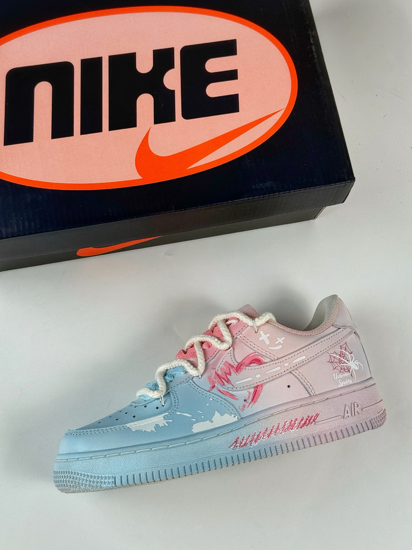 Nike Air Force 1 Low 07 蓝粉蜘蛛涂鸦绑带 QX2032-707-莆田鞋,莆田鞋货源,高仿鞋,高仿鞋货源,安福档口,莆田高仿鞋,莆田鞋批发,高仿鞋批发,莆田高仿运动鞋,高仿运动鞋,莆田运动鞋 Nike Air Force 1 Low 07 蓝粉蜘蛛涂鸦绑带 QX2032-707