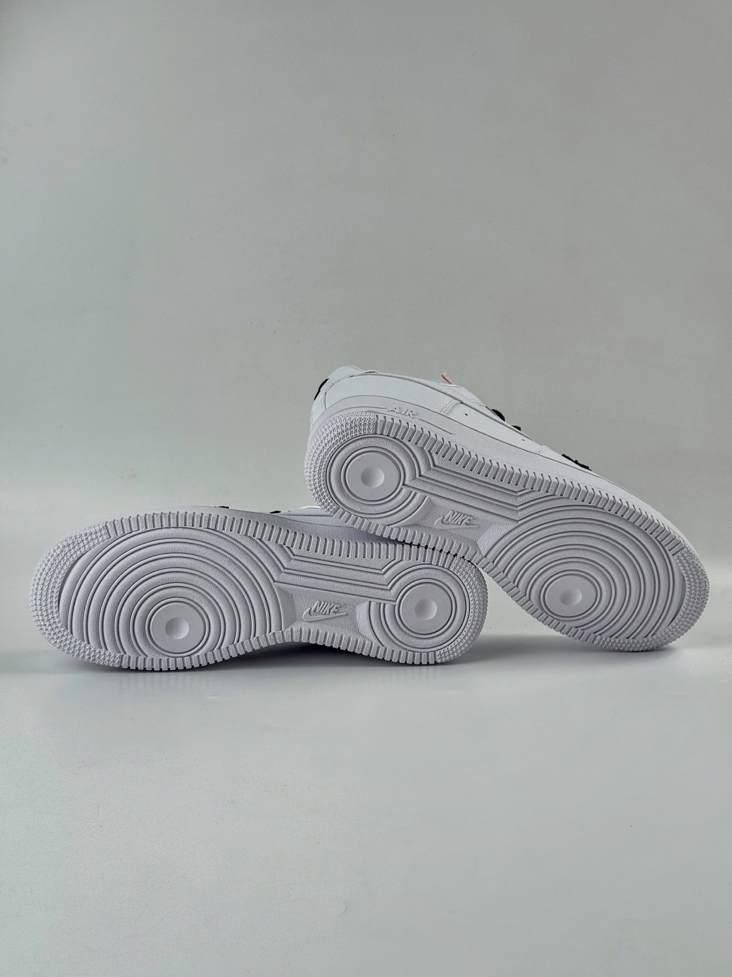 Nike Air Force 1 Low 07 白黑十字架 CW2288-111-莆田鞋,莆田鞋货源,高仿鞋,高仿鞋货源,安福档口,莆田高仿鞋,莆田鞋批发,高仿鞋批发,莆田高仿运动鞋,高仿运动鞋,莆田运动鞋 Nike Air Force 1 Low 07 白黑十字架 CW2288-111