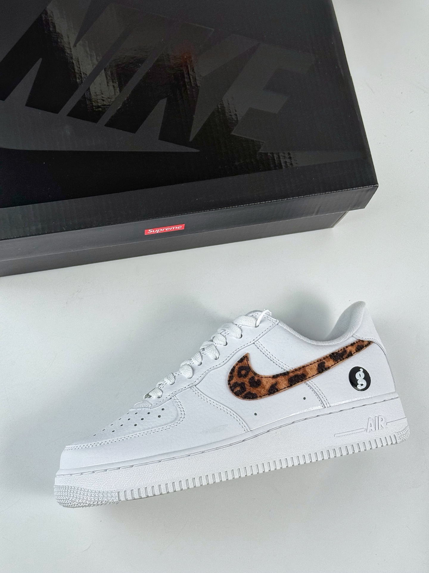 Nike Air Force 1 Low 07 x superme 豹纹白 IM3483-100-莆田鞋,莆田鞋货源,高仿鞋,高仿鞋货源,安福档口,莆田高仿鞋,莆田鞋批发,高仿鞋批发,莆田高仿运动鞋,高仿运动鞋,莆田运动鞋 Nike Air Force 1 Low 07 x superme 豹纹白 IM3483-100