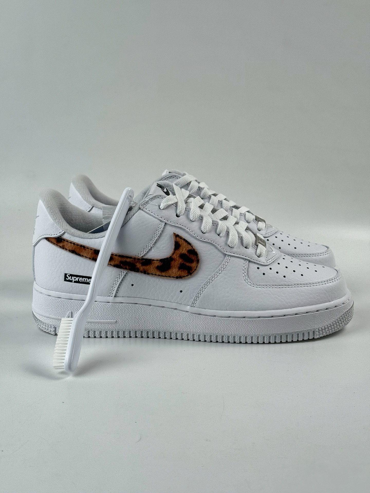 Nike Air Force 1 Low 07 x superme 豹纹白 IM3483-100-莆田鞋,莆田鞋货源,高仿鞋,高仿鞋货源,安福档口,莆田高仿鞋,莆田鞋批发,高仿鞋批发,莆田高仿运动鞋,高仿运动鞋,莆田运动鞋 Nike Air Force 1 Low 07 x superme 豹纹白 IM3483-100