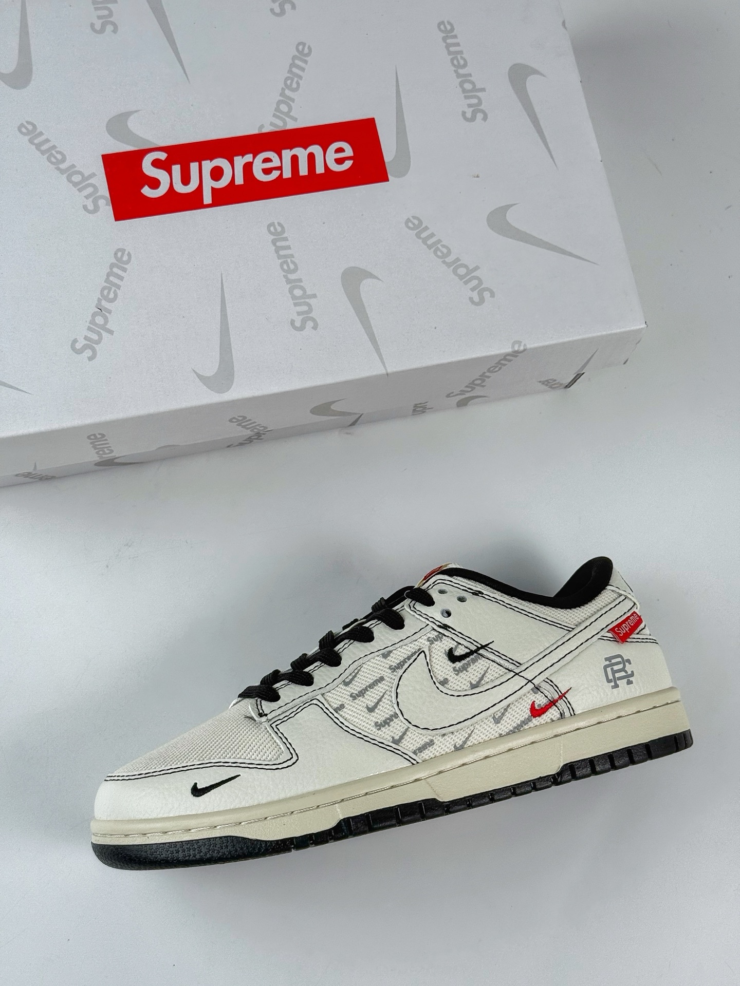 Nike SB Dunk Low x Supreme 白黑三小勾 SC9207-424-莆田鞋,莆田鞋货源,高仿鞋,高仿鞋货源,安福档口,莆田高仿鞋,莆田鞋批发,高仿鞋批发,莆田高仿运动鞋,高仿运动鞋,莆田运动鞋 Nike SB Dunk Low x Supreme 白黑三小勾 SC9207-424