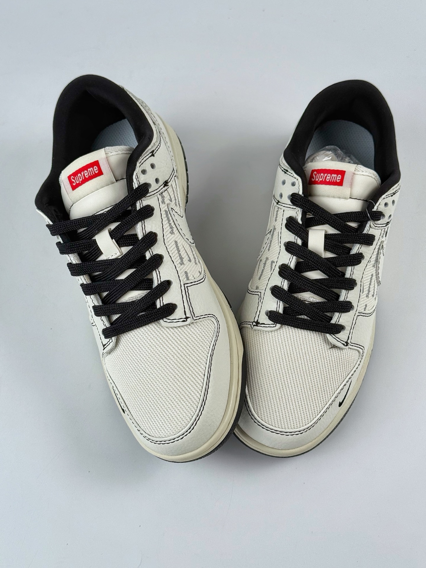 Nike SB Dunk Low x Supreme 白黑三小勾 SC9207-424-莆田鞋,莆田鞋货源,高仿鞋,高仿鞋货源,安福档口,莆田高仿鞋,莆田鞋批发,高仿鞋批发,莆田高仿运动鞋,高仿运动鞋,莆田运动鞋 Nike SB Dunk Low x Supreme 白黑三小勾 SC9207-424
