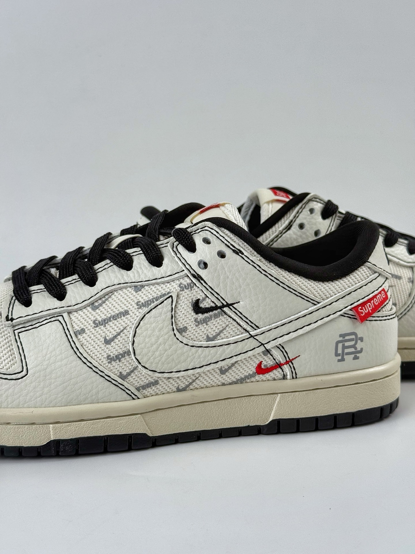 Nike SB Dunk Low x Supreme 白黑三小勾 SC9207-424-莆田鞋,莆田鞋货源,高仿鞋,高仿鞋货源,安福档口,莆田高仿鞋,莆田鞋批发,高仿鞋批发,莆田高仿运动鞋,高仿运动鞋,莆田运动鞋 Nike SB Dunk Low x Supreme 白黑三小勾 SC9207-424