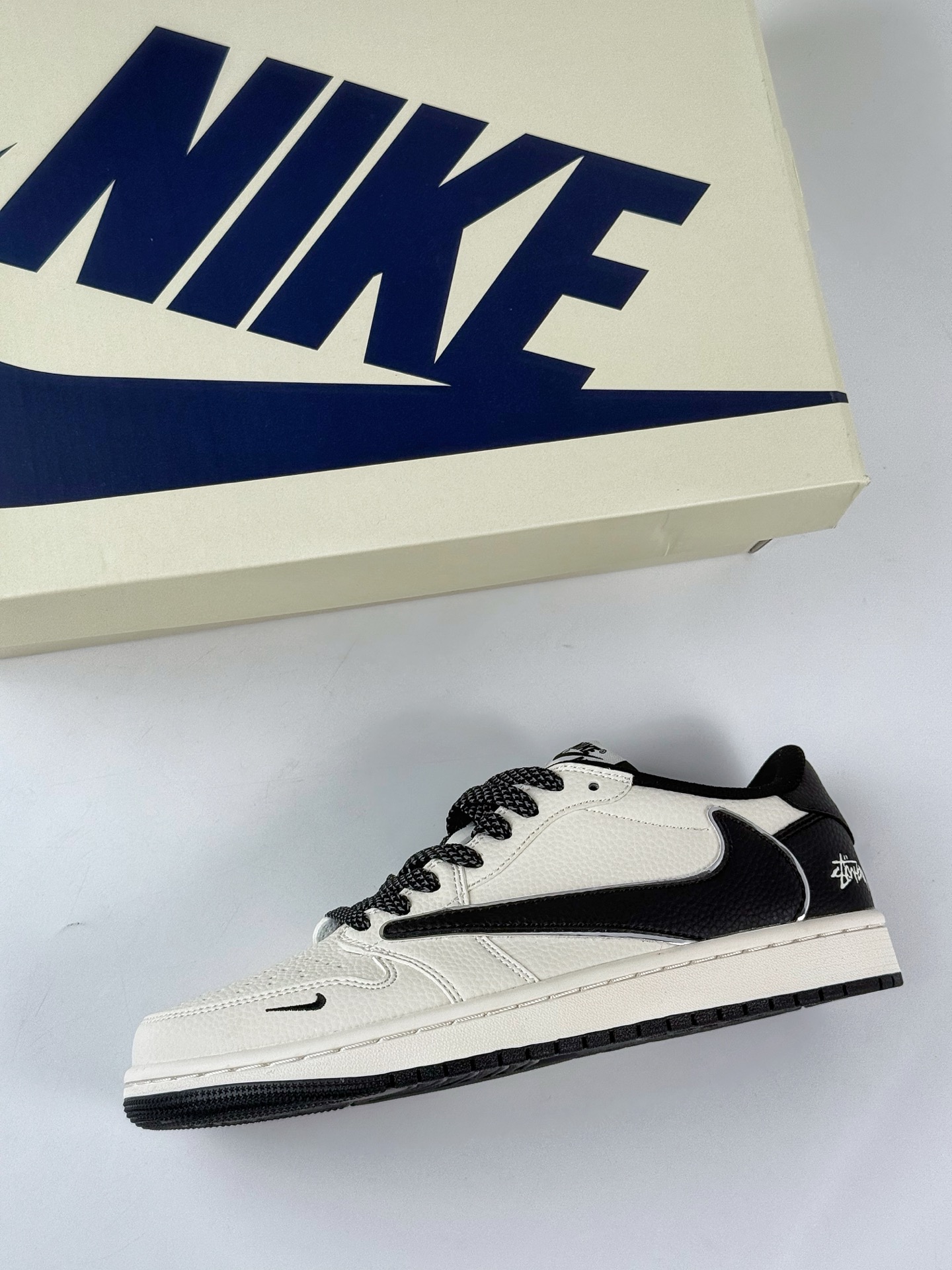Travis Scott x Nike Air Jordan 1 Low x Stussy Air Jordan 1 Low 反转白黑小勾满天星倒钩 ST5696-261-莆田鞋,莆田鞋货源,高仿鞋,高仿鞋货源,安福档口,莆田高仿鞋,莆田鞋批发,高仿鞋批发,莆田高仿运动鞋,高仿运动鞋,莆田运动鞋 Travis Scott x Nike Air Jordan 1 Low x Stussy Air Jordan 1 Low 反转白黑小勾满天星倒钩 ST5696-261