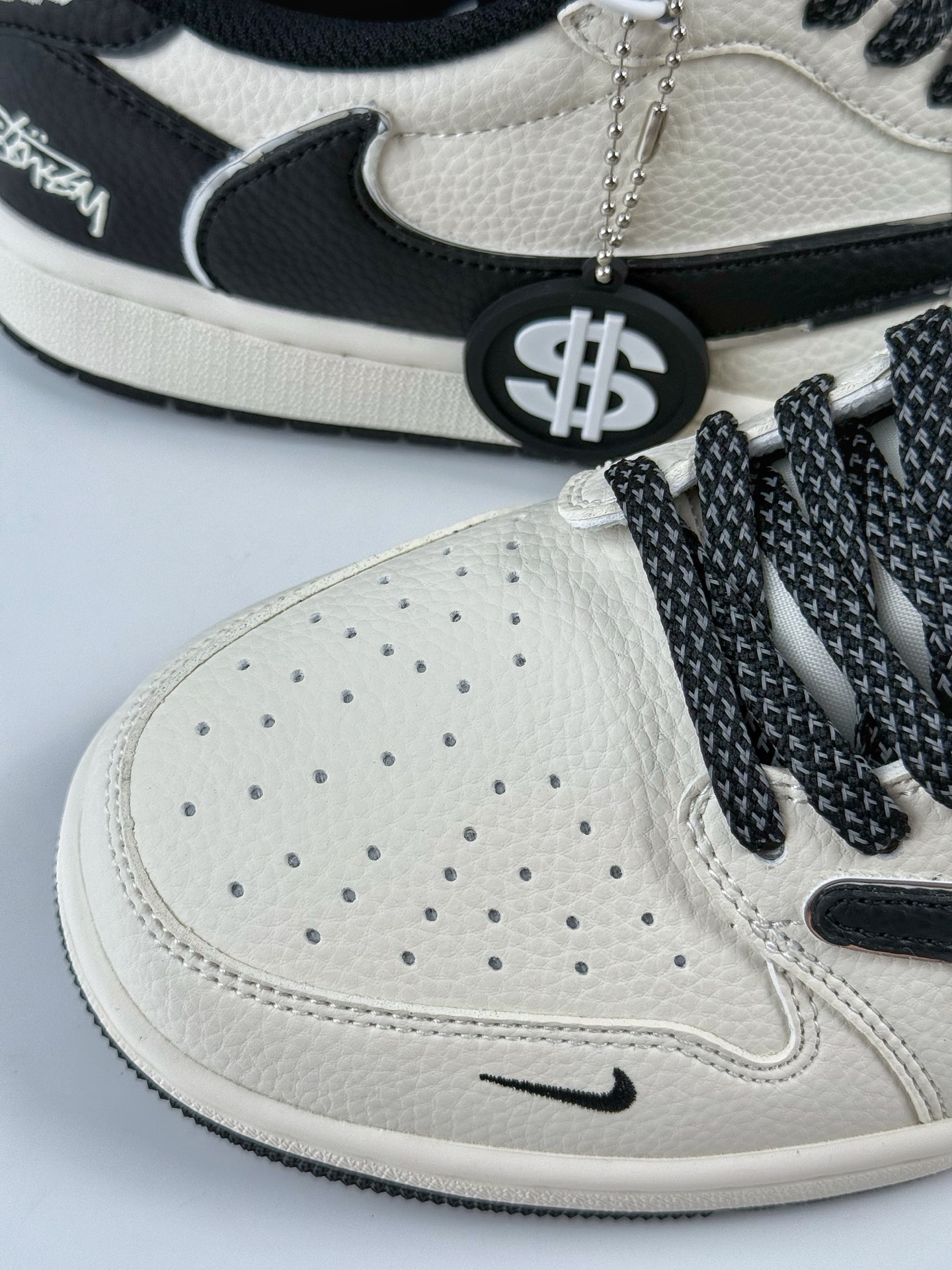 Travis Scott x Nike Air Jordan 1 Low x Stussy Air Jordan 1 Low 反转白黑小勾满天星倒钩 ST5696-261-莆田鞋,莆田鞋货源,高仿鞋,高仿鞋货源,安福档口,莆田高仿鞋,莆田鞋批发,高仿鞋批发,莆田高仿运动鞋,高仿运动鞋,莆田运动鞋 Travis Scott x Nike Air Jordan 1 Low x Stussy Air Jordan 1 Low 反转白黑小勾满天星倒钩 ST5696-261