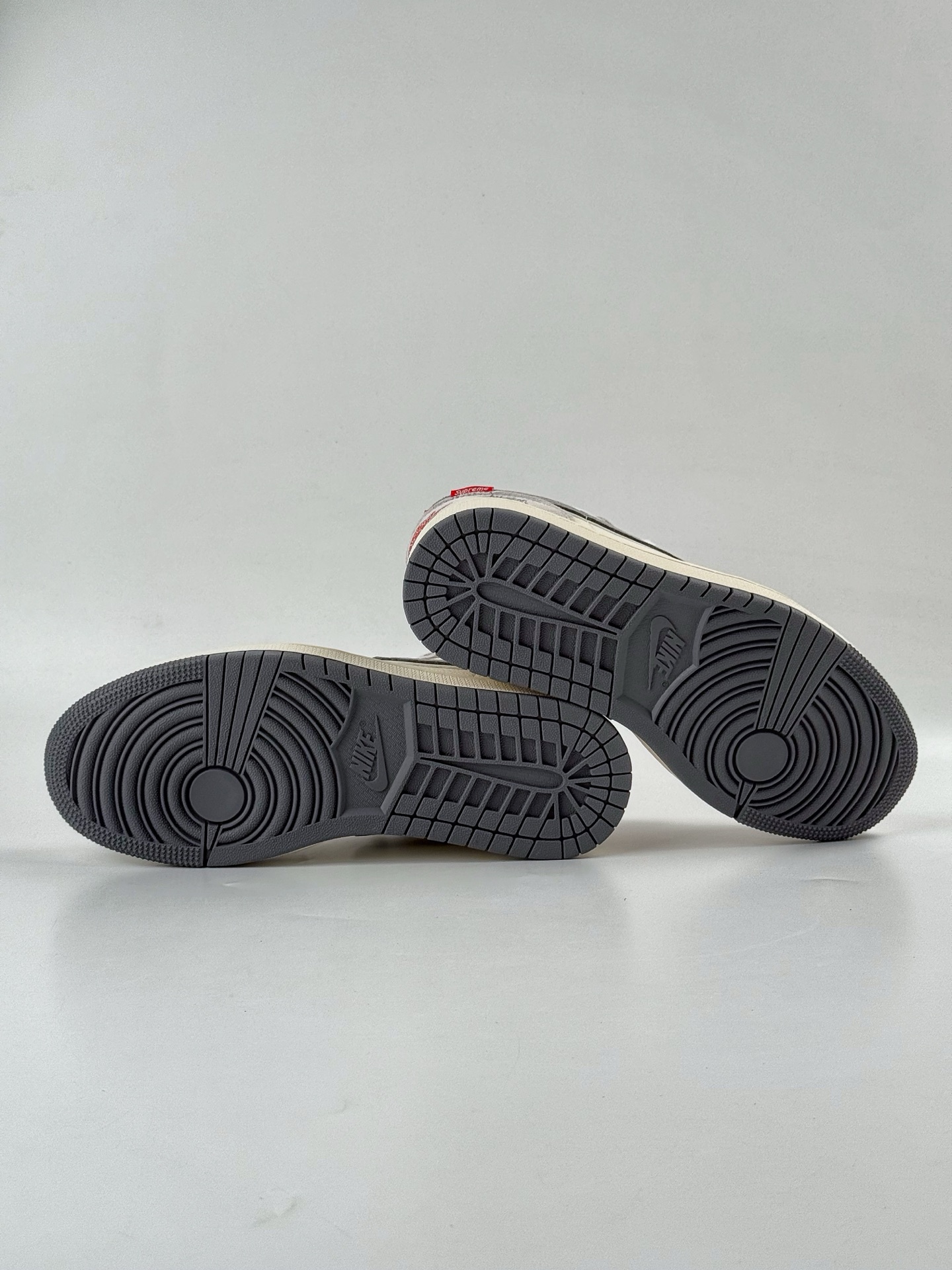 Air Jordan 1 Retro Low x Stussy 灰白小钩 YX5066-305-莆田鞋,莆田鞋货源,高仿鞋,高仿鞋货源,安福档口,莆田高仿鞋,莆田鞋批发,高仿鞋批发,莆田高仿运动鞋,高仿运动鞋,莆田运动鞋 Air Jordan 1 Retro Low x Stussy 灰白小钩 YX5066-305