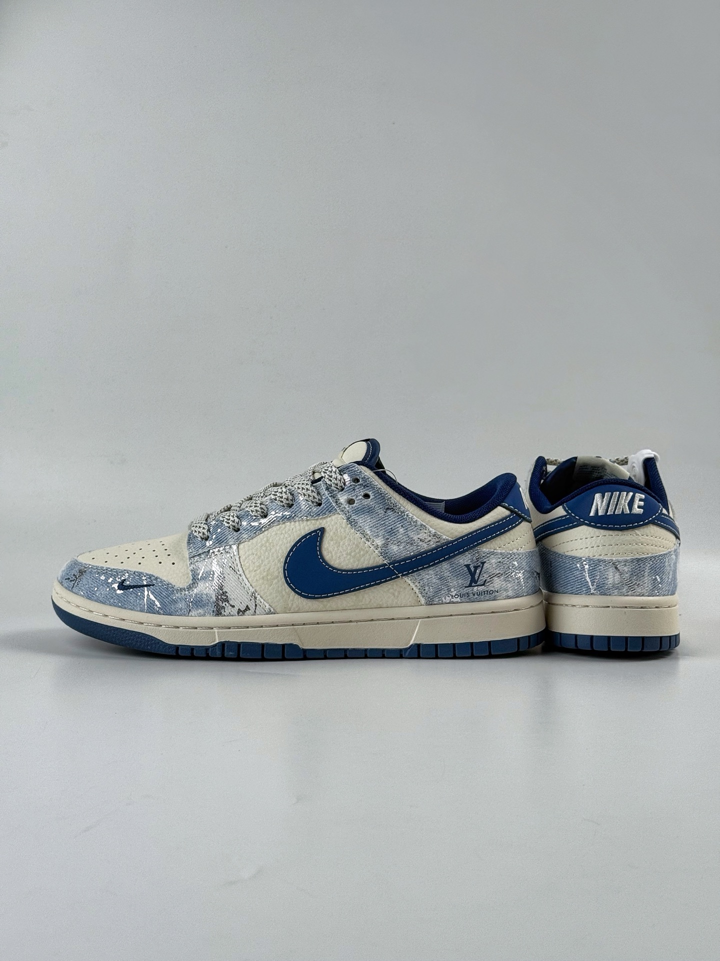 Nike Air Dunk LOW 1“LV联名——牛仔夜幕蓝 ” 经典牛仔蓝搭配 满天星鞋带 JP1628-019-莆田鞋,莆田鞋货源,高仿鞋,高仿鞋货源,安福档口,莆田高仿鞋,莆田鞋批发,高仿鞋批发,莆田高仿运动鞋,高仿运动鞋,莆田运动鞋 Nike Air Dunk LOW 1“LV联名——牛仔夜幕蓝 ” 经典牛仔蓝搭配 满天星鞋带 JP1628-019