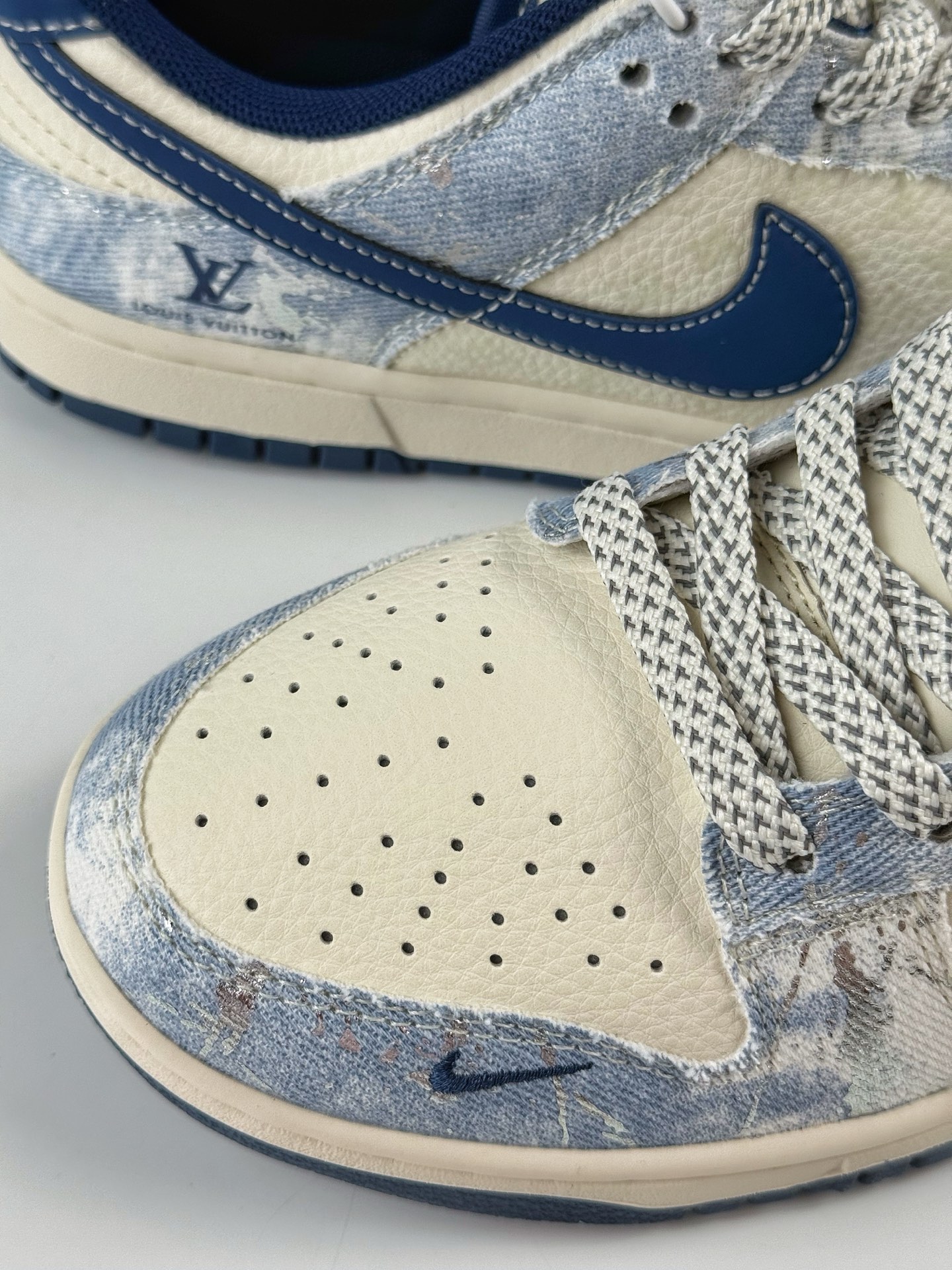 Nike Air Dunk LOW 1“LV联名——牛仔夜幕蓝 ” 经典牛仔蓝搭配 满天星鞋带 JP1628-019-莆田鞋,莆田鞋货源,高仿鞋,高仿鞋货源,安福档口,莆田高仿鞋,莆田鞋批发,高仿鞋批发,莆田高仿运动鞋,高仿运动鞋,莆田运动鞋 Nike Air Dunk LOW 1“LV联名——牛仔夜幕蓝 ” 经典牛仔蓝搭配 满天星鞋带 JP1628-019