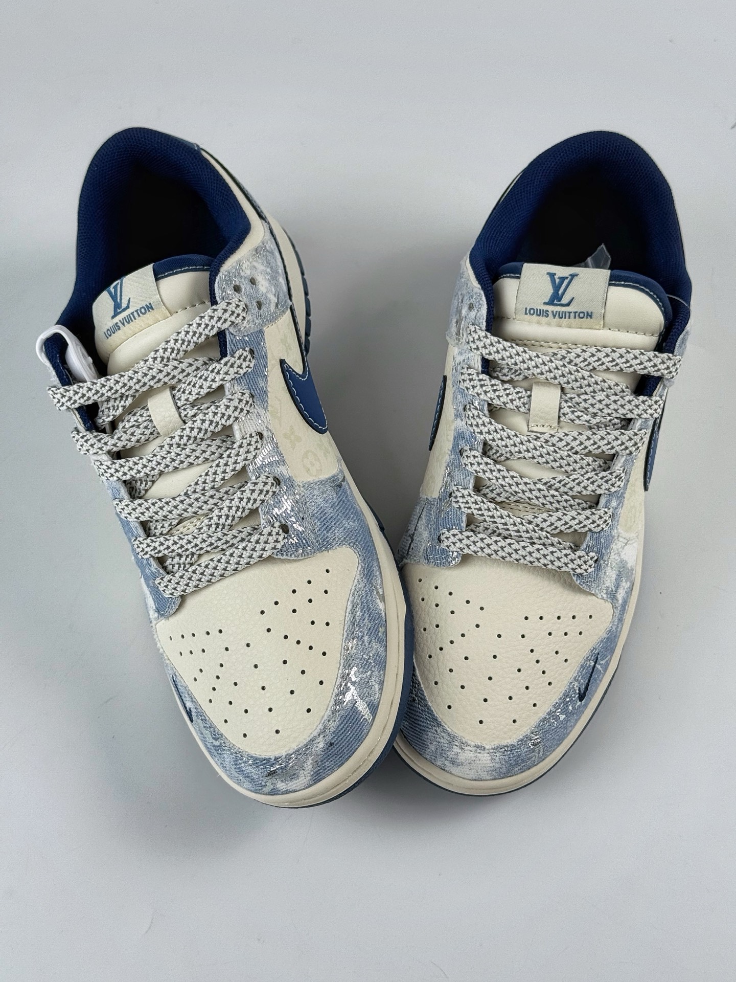 Nike Air Dunk LOW 1“LV联名——牛仔夜幕蓝 ” 经典牛仔蓝搭配 满天星鞋带 JP1628-019-莆田鞋,莆田鞋货源,高仿鞋,高仿鞋货源,安福档口,莆田高仿鞋,莆田鞋批发,高仿鞋批发,莆田高仿运动鞋,高仿运动鞋,莆田运动鞋 Nike Air Dunk LOW 1“LV联名——牛仔夜幕蓝 ” 经典牛仔蓝搭配 满天星鞋带 JP1628-019
