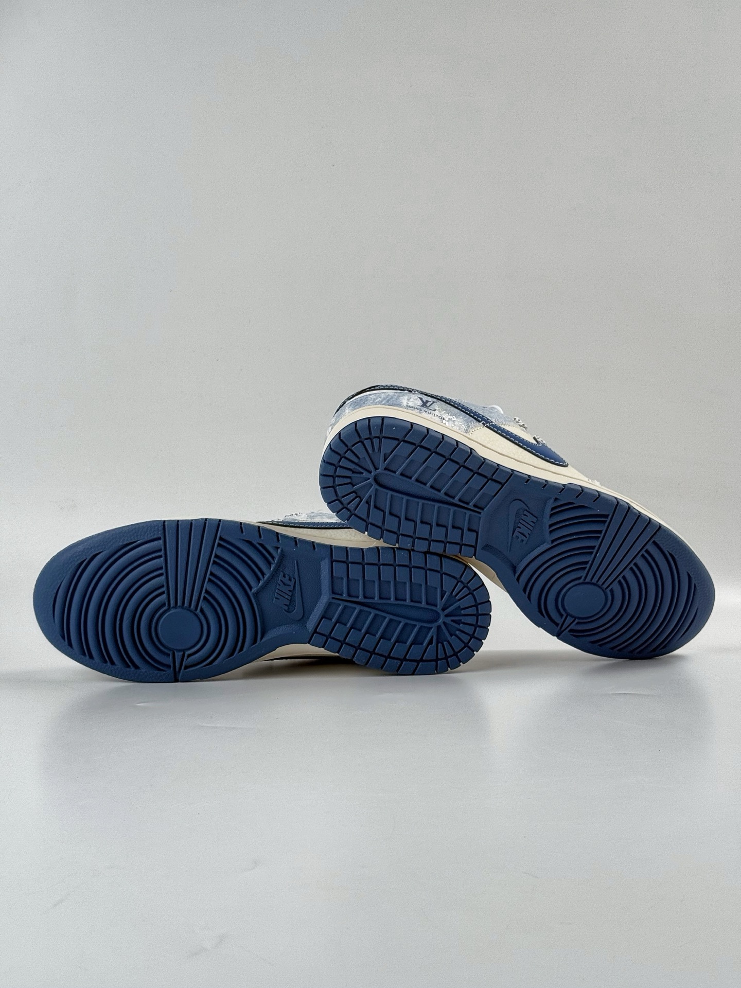 Nike Air Dunk LOW 1“LV联名——牛仔夜幕蓝 ” 经典牛仔蓝搭配 满天星鞋带 JP1628-019-莆田鞋,莆田鞋货源,高仿鞋,高仿鞋货源,安福档口,莆田高仿鞋,莆田鞋批发,高仿鞋批发,莆田高仿运动鞋,高仿运动鞋,莆田运动鞋 Nike Air Dunk LOW 1“LV联名——牛仔夜幕蓝 ” 经典牛仔蓝搭配 满天星鞋带 JP1628-019