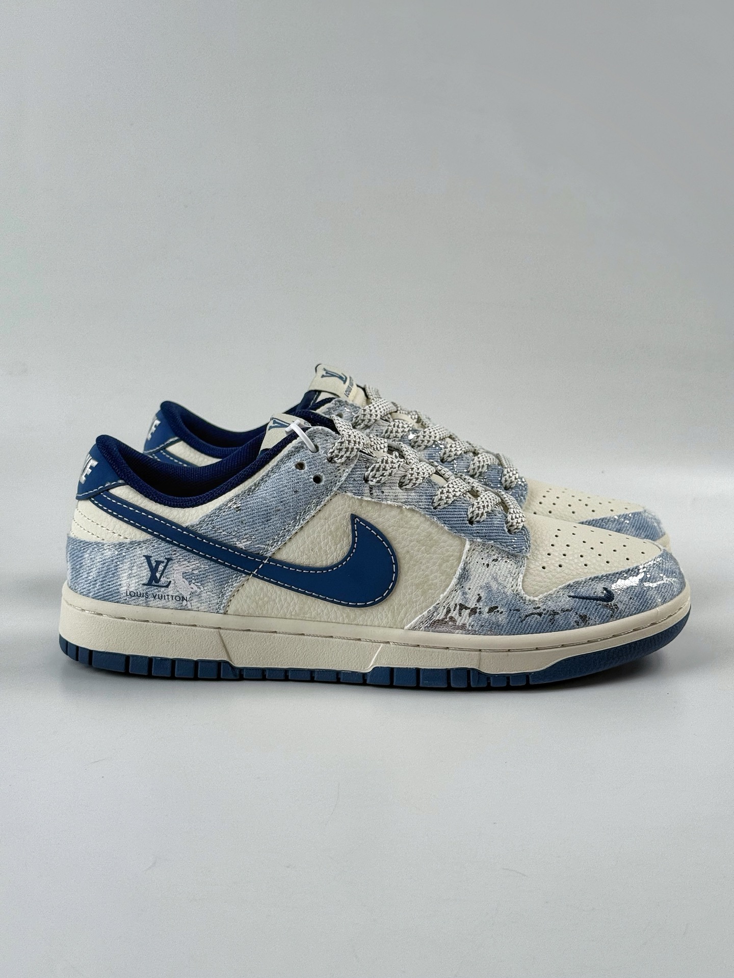 Nike Air Dunk LOW 1“LV联名——牛仔夜幕蓝 ” 经典牛仔蓝搭配 满天星鞋带 JP1628-019-莆田鞋,莆田鞋货源,高仿鞋,高仿鞋货源,安福档口,莆田高仿鞋,莆田鞋批发,高仿鞋批发,莆田高仿运动鞋,高仿运动鞋,莆田运动鞋 Nike Air Dunk LOW 1“LV联名——牛仔夜幕蓝 ” 经典牛仔蓝搭配 满天星鞋带 JP1628-019