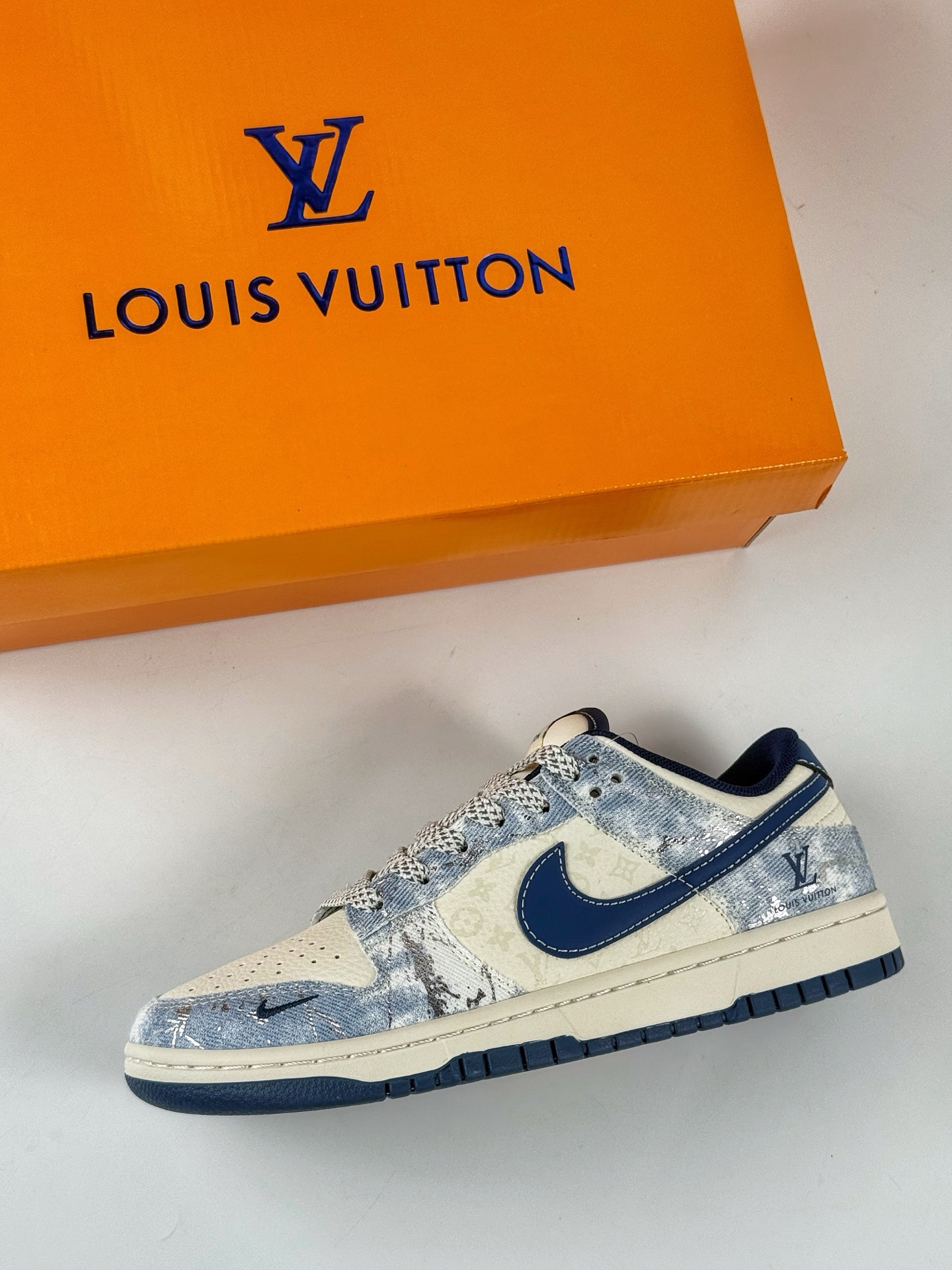 Nike Air Dunk LOW 1“LV联名——牛仔夜幕蓝 ” 经典牛仔蓝搭配 满天星鞋带 JP1628-019-莆田鞋,莆田鞋货源,高仿鞋,高仿鞋货源,安福档口,莆田高仿鞋,莆田鞋批发,高仿鞋批发,莆田高仿运动鞋,高仿运动鞋,莆田运动鞋 Nike Air Dunk LOW 1“LV联名——牛仔夜幕蓝 ” 经典牛仔蓝搭配 满天星鞋带 JP1628-019