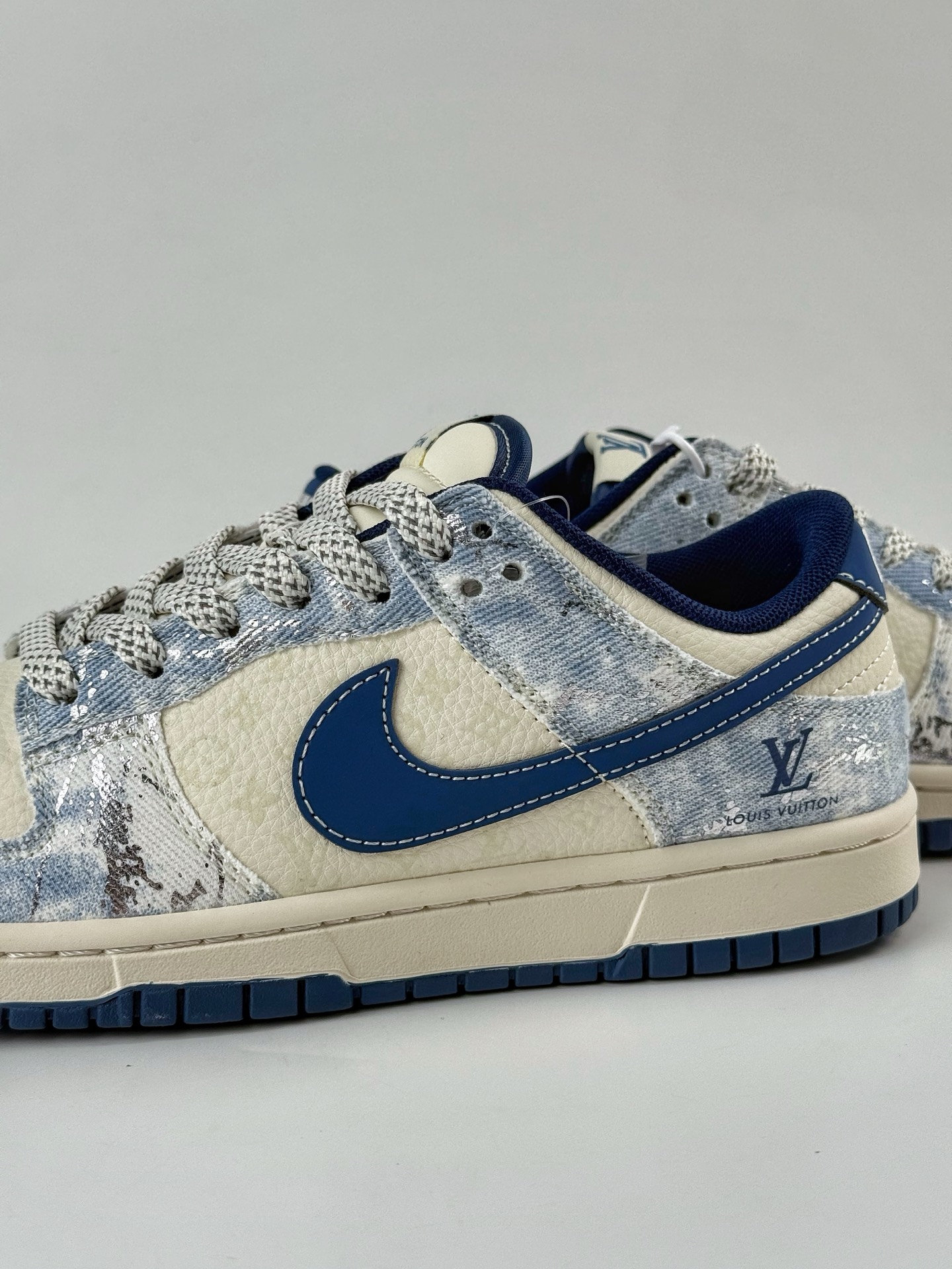 Nike Air Dunk LOW 1“LV联名——牛仔夜幕蓝 ” 经典牛仔蓝搭配 满天星鞋带 JP1628-019-莆田鞋,莆田鞋货源,高仿鞋,高仿鞋货源,安福档口,莆田高仿鞋,莆田鞋批发,高仿鞋批发,莆田高仿运动鞋,高仿运动鞋,莆田运动鞋 Nike Air Dunk LOW 1“LV联名——牛仔夜幕蓝 ” 经典牛仔蓝搭配 满天星鞋带 JP1628-019