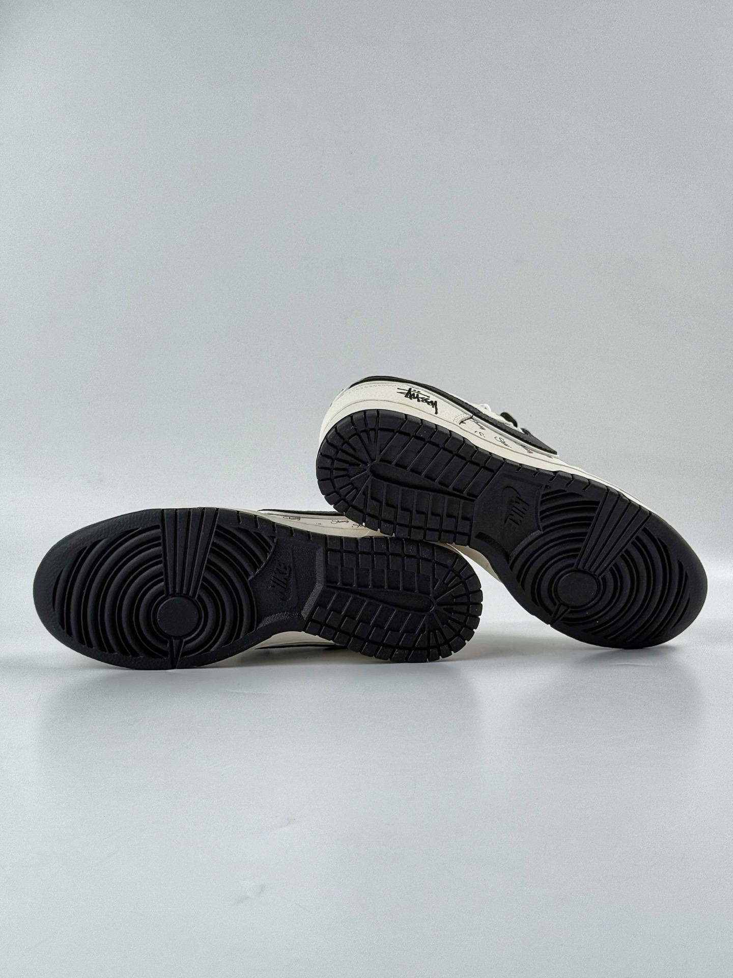 Nike Air Dunk LOW 1“斯图西联名——经典米黑勾” JP1628-023-莆田鞋,莆田鞋货源,高仿鞋,高仿鞋货源,安福档口,莆田高仿鞋,莆田鞋批发,高仿鞋批发,莆田高仿运动鞋,高仿运动鞋,莆田运动鞋 Nike Air Dunk LOW 1“斯图西联名——经典米黑勾” JP1628-023