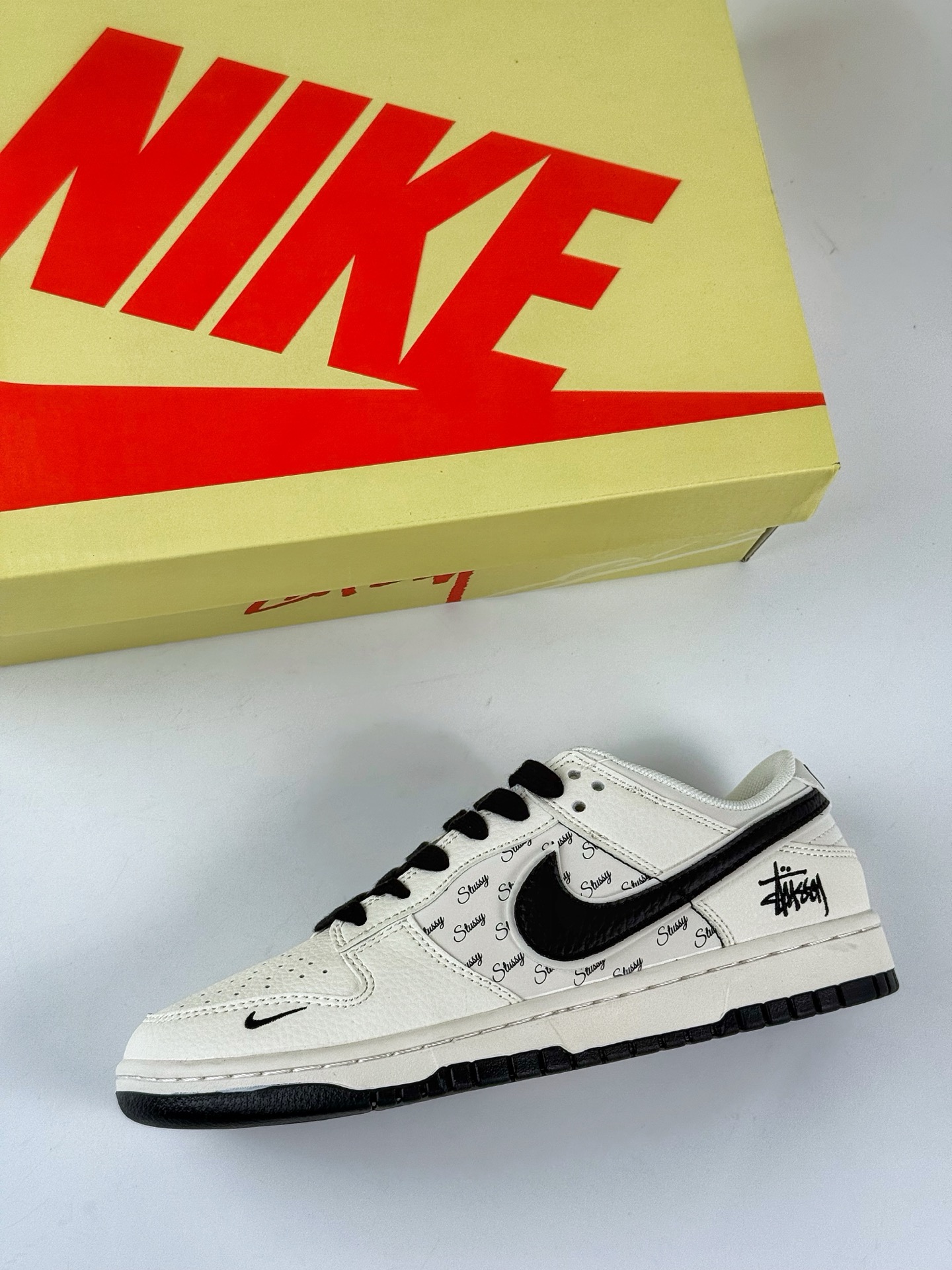 Nike Air Dunk LOW 1“斯图西联名——经典米黑勾” JP1628-023-莆田鞋,莆田鞋货源,高仿鞋,高仿鞋货源,安福档口,莆田高仿鞋,莆田鞋批发,高仿鞋批发,莆田高仿运动鞋,高仿运动鞋,莆田运动鞋 Nike Air Dunk LOW 1“斯图西联名——经典米黑勾” JP1628-023