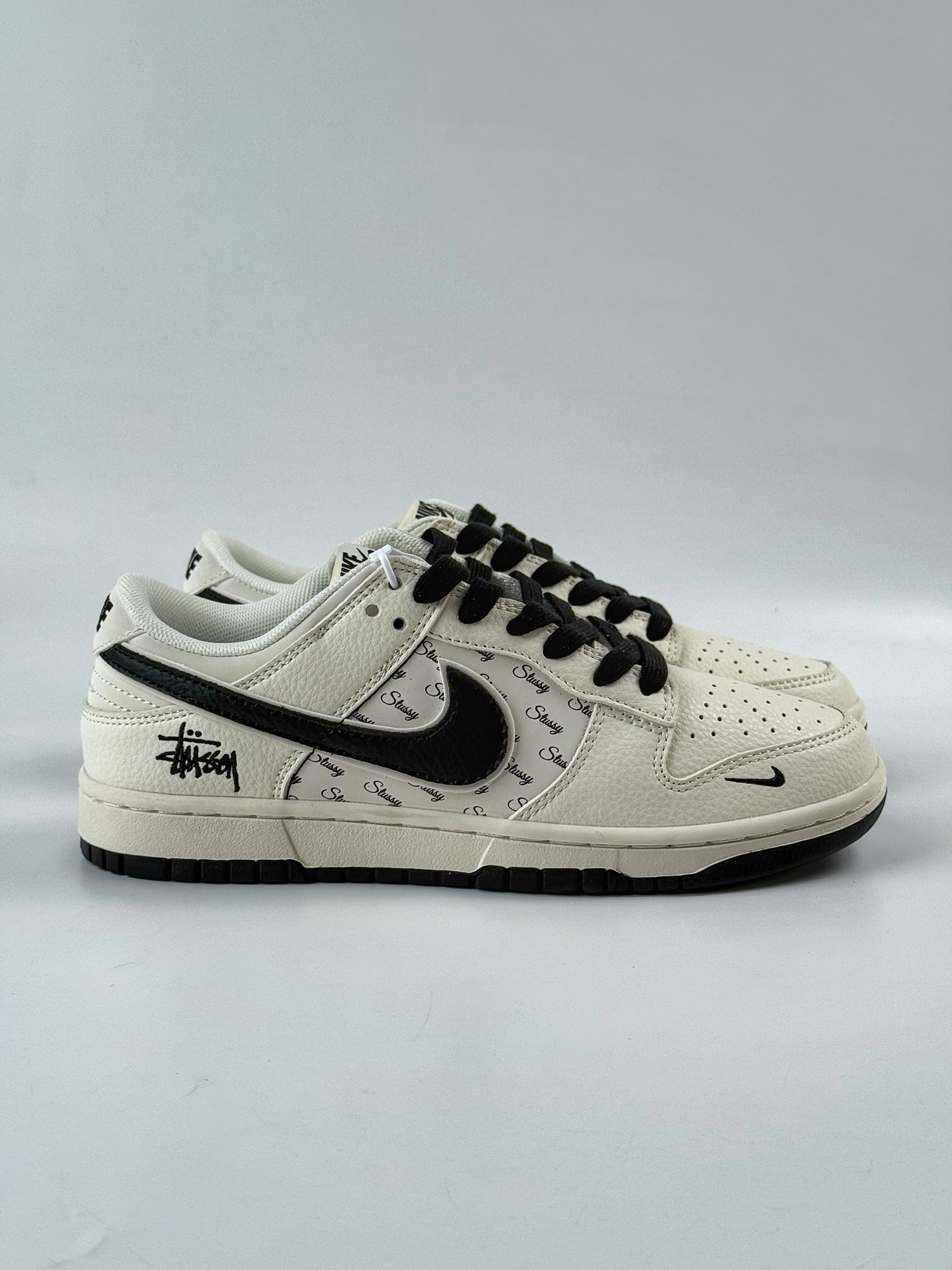 Nike Air Dunk LOW 1“斯图西联名——经典米黑勾” JP1628-023-莆田鞋,莆田鞋货源,高仿鞋,高仿鞋货源,安福档口,莆田高仿鞋,莆田鞋批发,高仿鞋批发,莆田高仿运动鞋,高仿运动鞋,莆田运动鞋 Nike Air Dunk LOW 1“斯图西联名——经典米黑勾” JP1628-023