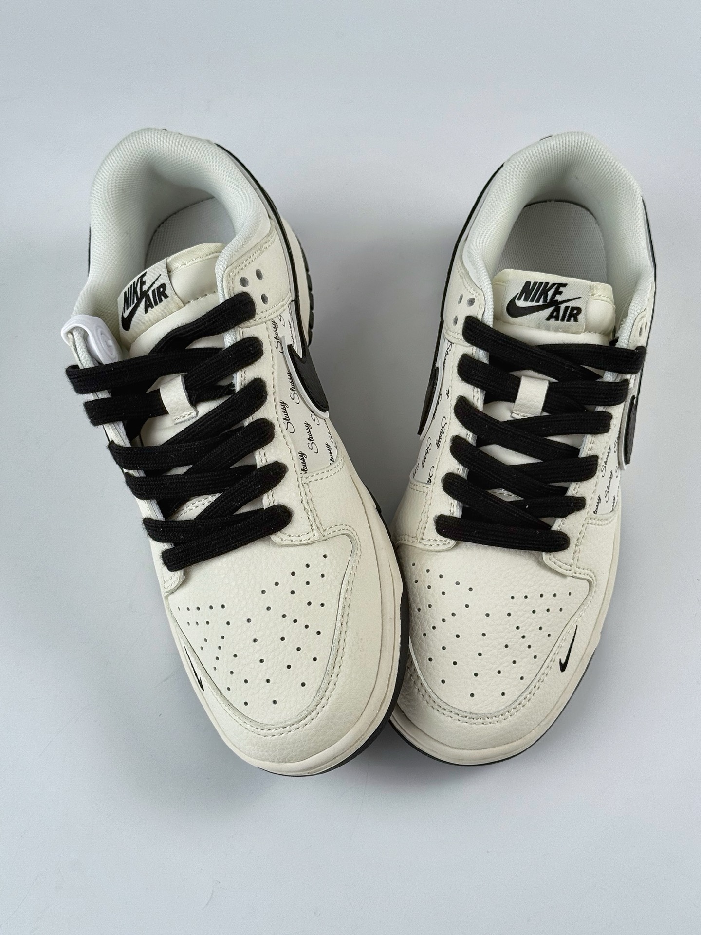 Nike Air Dunk LOW 1“斯图西联名——经典米黑勾” JP1628-023-莆田鞋,莆田鞋货源,高仿鞋,高仿鞋货源,安福档口,莆田高仿鞋,莆田鞋批发,高仿鞋批发,莆田高仿运动鞋,高仿运动鞋,莆田运动鞋 Nike Air Dunk LOW 1“斯图西联名——经典米黑勾” JP1628-023