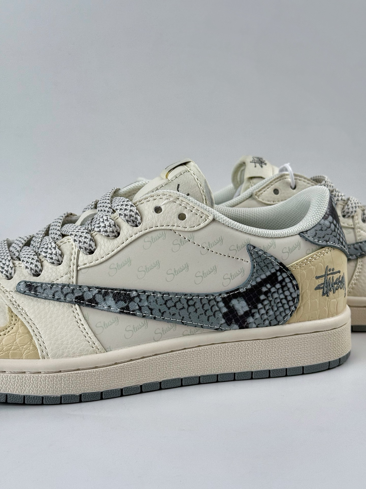 Travis Scott x Nike Air Jordan 1 Low x Stussy Air Jordan 1 Low 反转黄白小勾满天星倒钩 XS7089-621-莆田鞋,莆田鞋货源,高仿鞋,高仿鞋货源,安福档口,莆田高仿鞋,莆田鞋批发,高仿鞋批发,莆田高仿运动鞋,高仿运动鞋,莆田运动鞋 Travis Scott x Nike Air Jordan 1 Low x Stussy Air Jordan 1 Low 反转黄白小勾满天星倒钩 XS7089-621