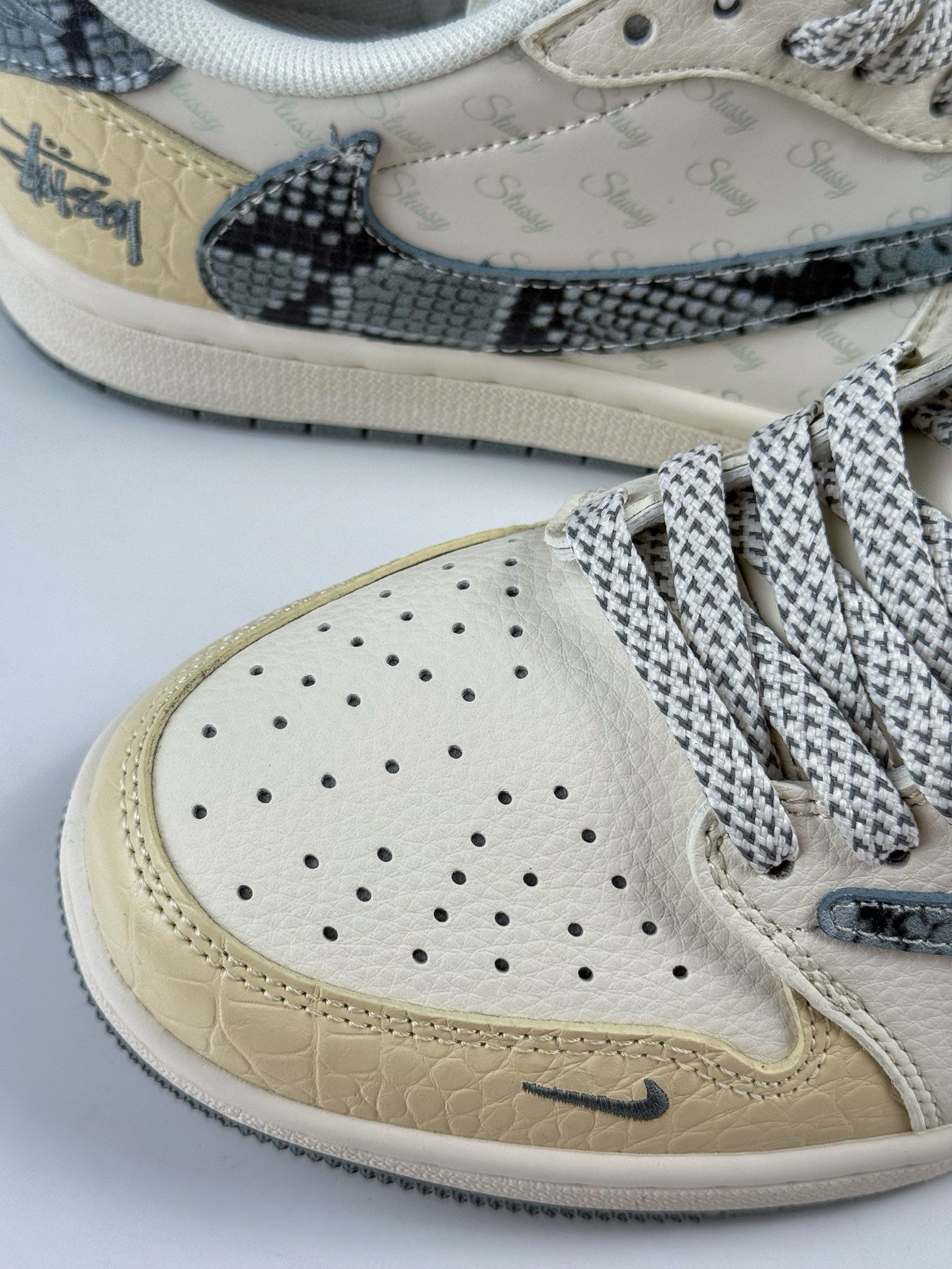 Travis Scott x Nike Air Jordan 1 Low x Stussy Air Jordan 1 Low 反转黄白小勾满天星倒钩 XS7089-621-莆田鞋,莆田鞋货源,高仿鞋,高仿鞋货源,安福档口,莆田高仿鞋,莆田鞋批发,高仿鞋批发,莆田高仿运动鞋,高仿运动鞋,莆田运动鞋 Travis Scott x Nike Air Jordan 1 Low x Stussy Air Jordan 1 Low 反转黄白小勾满天星倒钩 XS7089-621