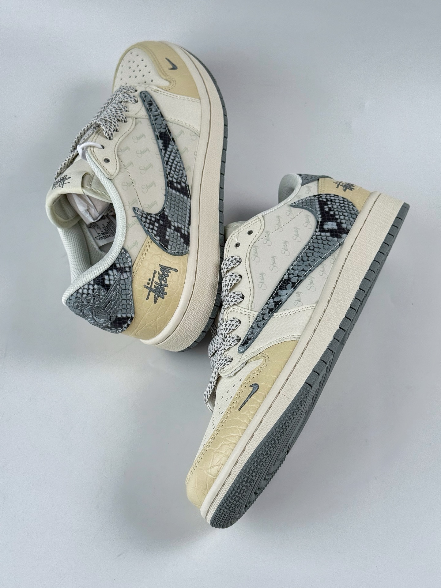 Travis Scott x Nike Air Jordan 1 Low x Stussy Air Jordan 1 Low 反转黄白小勾满天星倒钩 XS7089-621-莆田鞋,莆田鞋货源,高仿鞋,高仿鞋货源,安福档口,莆田高仿鞋,莆田鞋批发,高仿鞋批发,莆田高仿运动鞋,高仿运动鞋,莆田运动鞋 Travis Scott x Nike Air Jordan 1 Low x Stussy Air Jordan 1 Low 反转黄白小勾满天星倒钩 XS7089-621