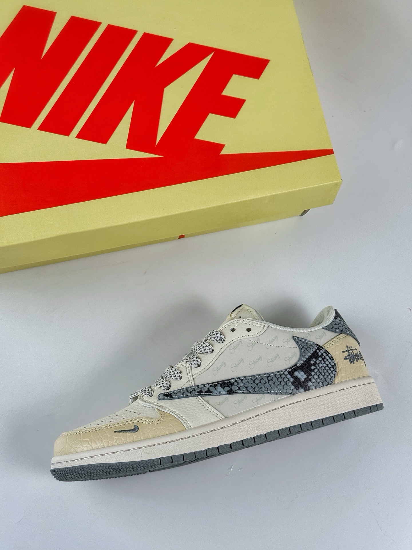 Travis Scott x Nike Air Jordan 1 Low x Stussy Air Jordan 1 Low 反转黄白小勾满天星倒钩 XS7089-621-莆田鞋,莆田鞋货源,高仿鞋,高仿鞋货源,安福档口,莆田高仿鞋,莆田鞋批发,高仿鞋批发,莆田高仿运动鞋,高仿运动鞋,莆田运动鞋 Travis Scott x Nike Air Jordan 1 Low x Stussy Air Jordan 1 Low 反转黄白小勾满天星倒钩 XS7089-621