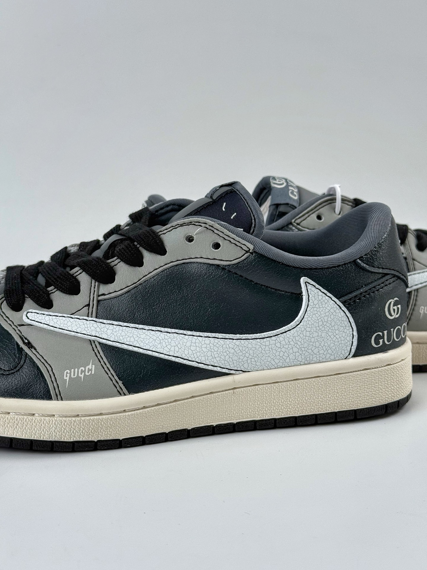 260 Travis Scott x Nike Air Jordan 1 Low x GUCCI Air Jordan 1 Low 反转黑灰小勾倒钩 XD0798-304-Chinese UA Cheap High Quatity Brand Clothes Bags handbags Sneakers wholesale wholesaler seller from China Factory suppliers Fashion Clothing Shoes best Quality Beautiful Price 260 Travis Scott x Nike Air Jordan 1 Low x GUCCI Air Jordan 1 Low 反转黑灰小勾倒钩 XD0798-304