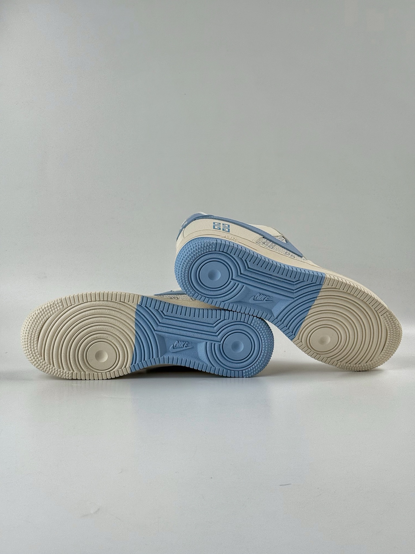 260 Nike Air Force 1 Low 07 x GIVENCHY 白蓝小勾 HS8068-018-Chinese UA Cheap High Quatity Brand Clothes Bags handbags Sneakers wholesale wholesaler seller from China Factory suppliers Fashion Clothing Shoes best Quality Beautiful Price 260 Nike Air Force 1 Low 07 x GIVENCHY 白蓝小勾 HS8068-018