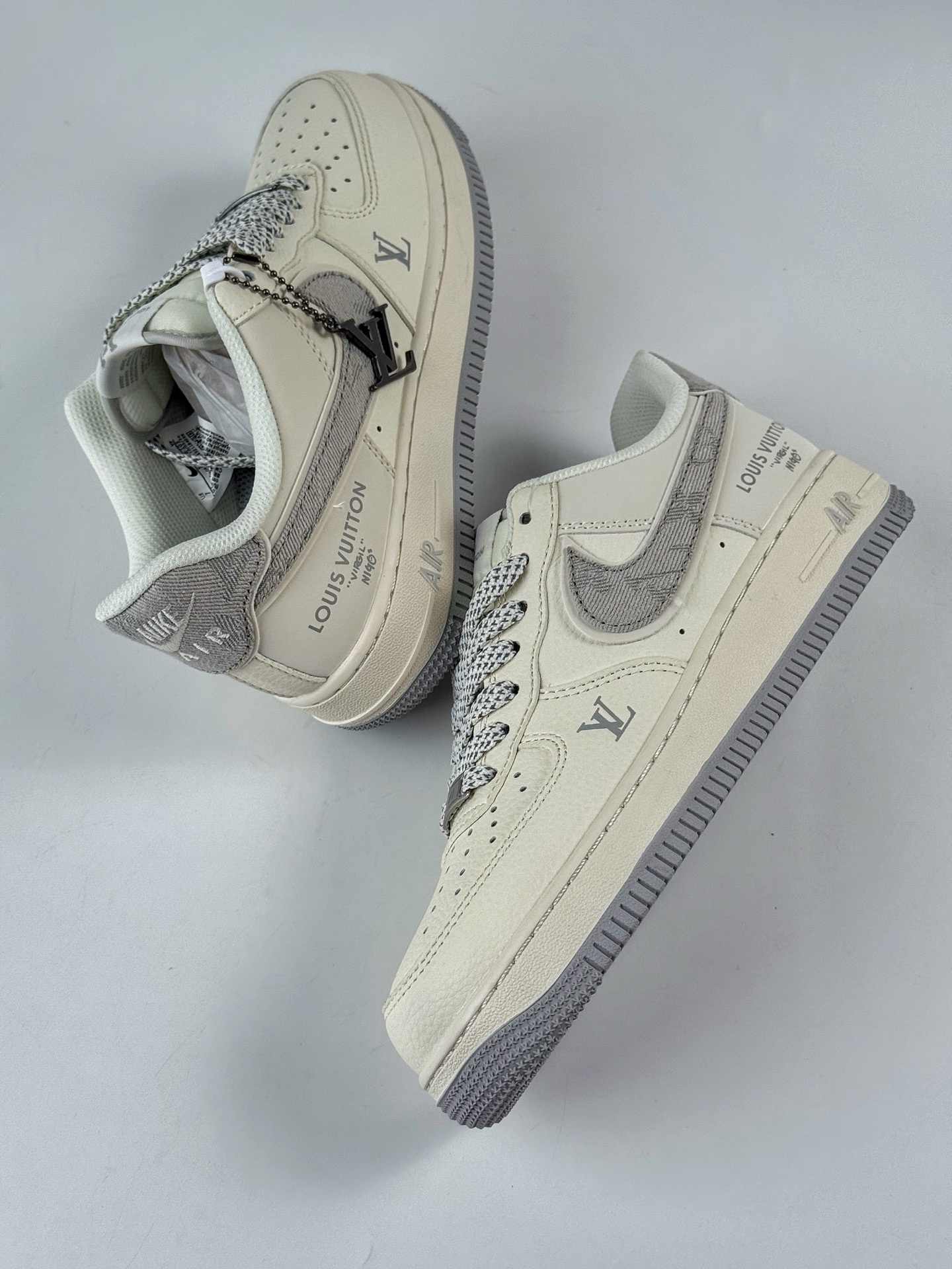 260 NIke Air Force 1 '07 Low “LV联名——米灰牛仔勾” 空军一号 低帮 运动鞋 SM6668-103-Chinese UA Cheap High Quatity Brand Clothes Bags handbags Sneakers wholesale wholesaler seller from China Factory suppliers Fashion Clothing Shoes best Quality Beautiful Price 260 NIke Air Force 1 '07 Low “LV联名——米灰牛仔勾” 空军一号 低帮 运动鞋 SM6668-103