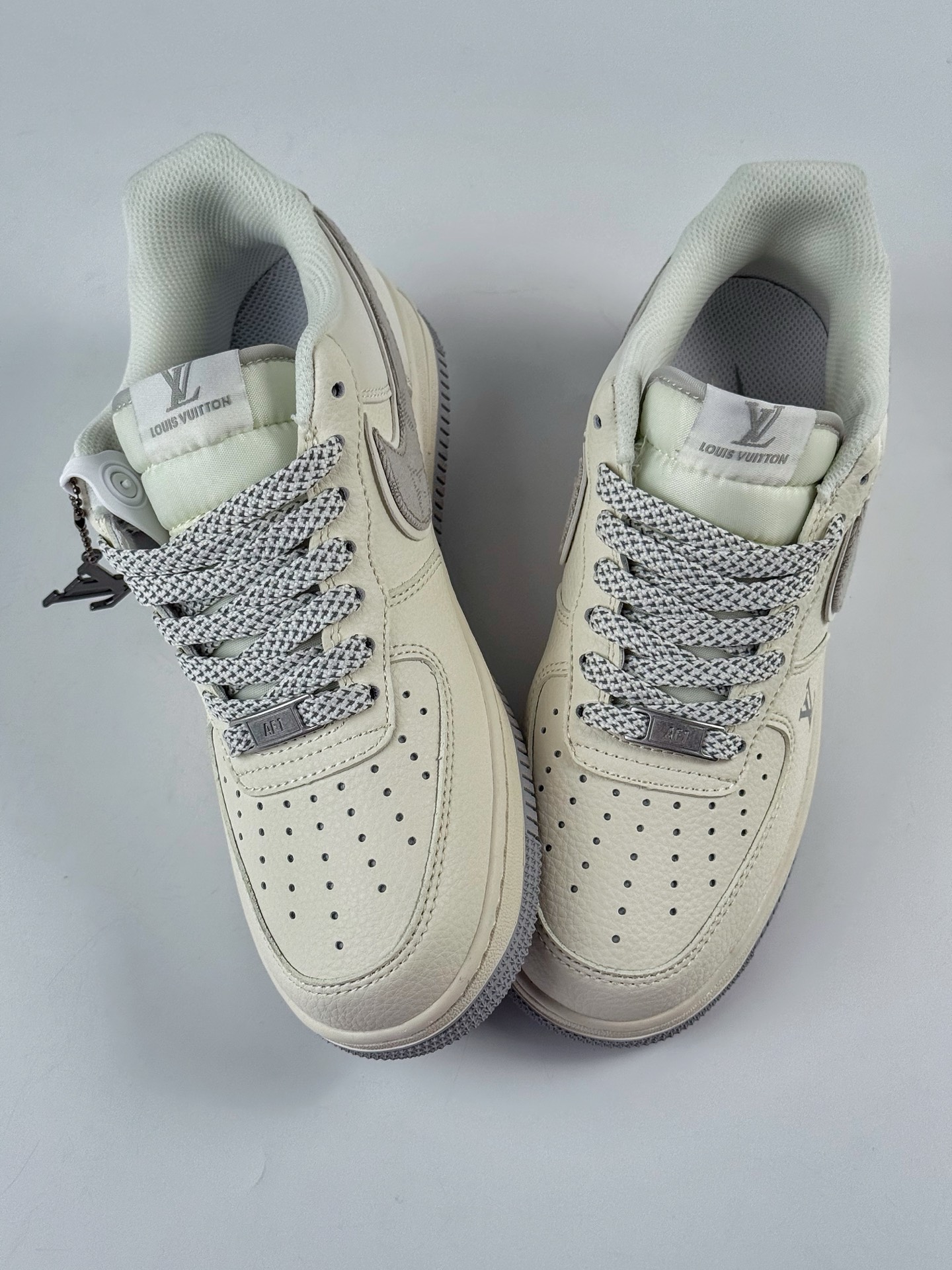 260 NIke Air Force 1 '07 Low “LV联名——米灰牛仔勾” 空军一号 低帮 运动鞋 SM6668-103-Chinese UA Cheap High Quatity Brand Clothes Bags handbags Sneakers wholesale wholesaler seller from China Factory suppliers Fashion Clothing Shoes best Quality Beautiful Price 260 NIke Air Force 1 '07 Low “LV联名——米灰牛仔勾” 空军一号 低帮 运动鞋 SM6668-103