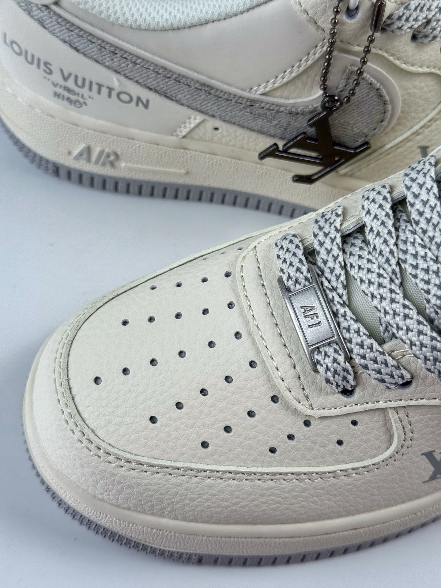 260 NIke Air Force 1 '07 Low “LV联名——米灰牛仔勾” 空军一号 低帮 运动鞋 SM6668-103-Chinese UA Cheap High Quatity Brand Clothes Bags handbags Sneakers wholesale wholesaler seller from China Factory suppliers Fashion Clothing Shoes best Quality Beautiful Price 260 NIke Air Force 1 '07 Low “LV联名——米灰牛仔勾” 空军一号 低帮 运动鞋 SM6668-103