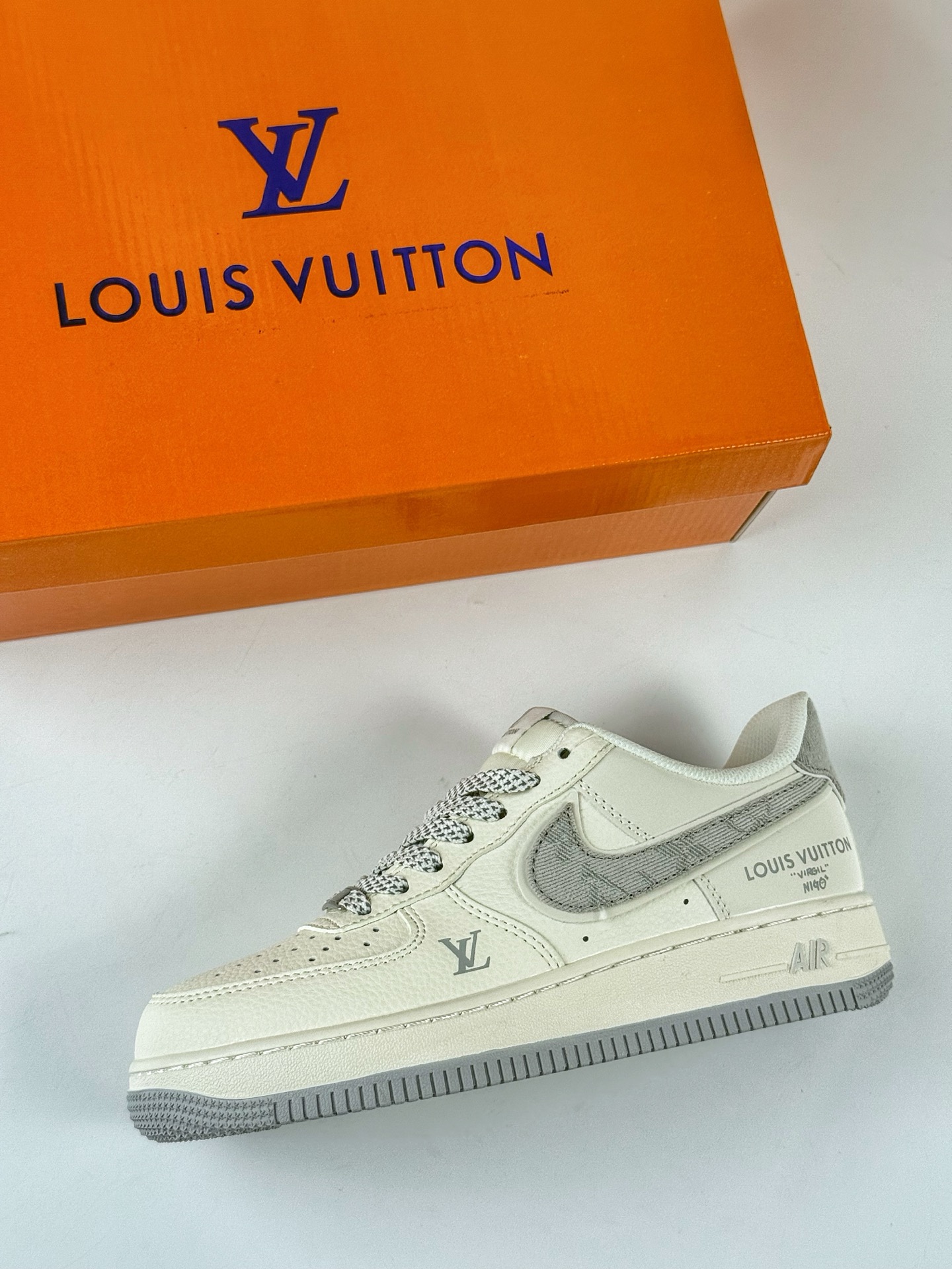 260 NIke Air Force 1 '07 Low “LV联名——米灰牛仔勾” 空军一号 低帮 运动鞋 SM6668-103-Chinese UA Cheap High Quatity Brand Clothes Bags handbags Sneakers wholesale wholesaler seller from China Factory suppliers Fashion Clothing Shoes best Quality Beautiful Price 260 NIke Air Force 1 '07 Low “LV联名——米灰牛仔勾” 空军一号 低帮 运动鞋 SM6668-103