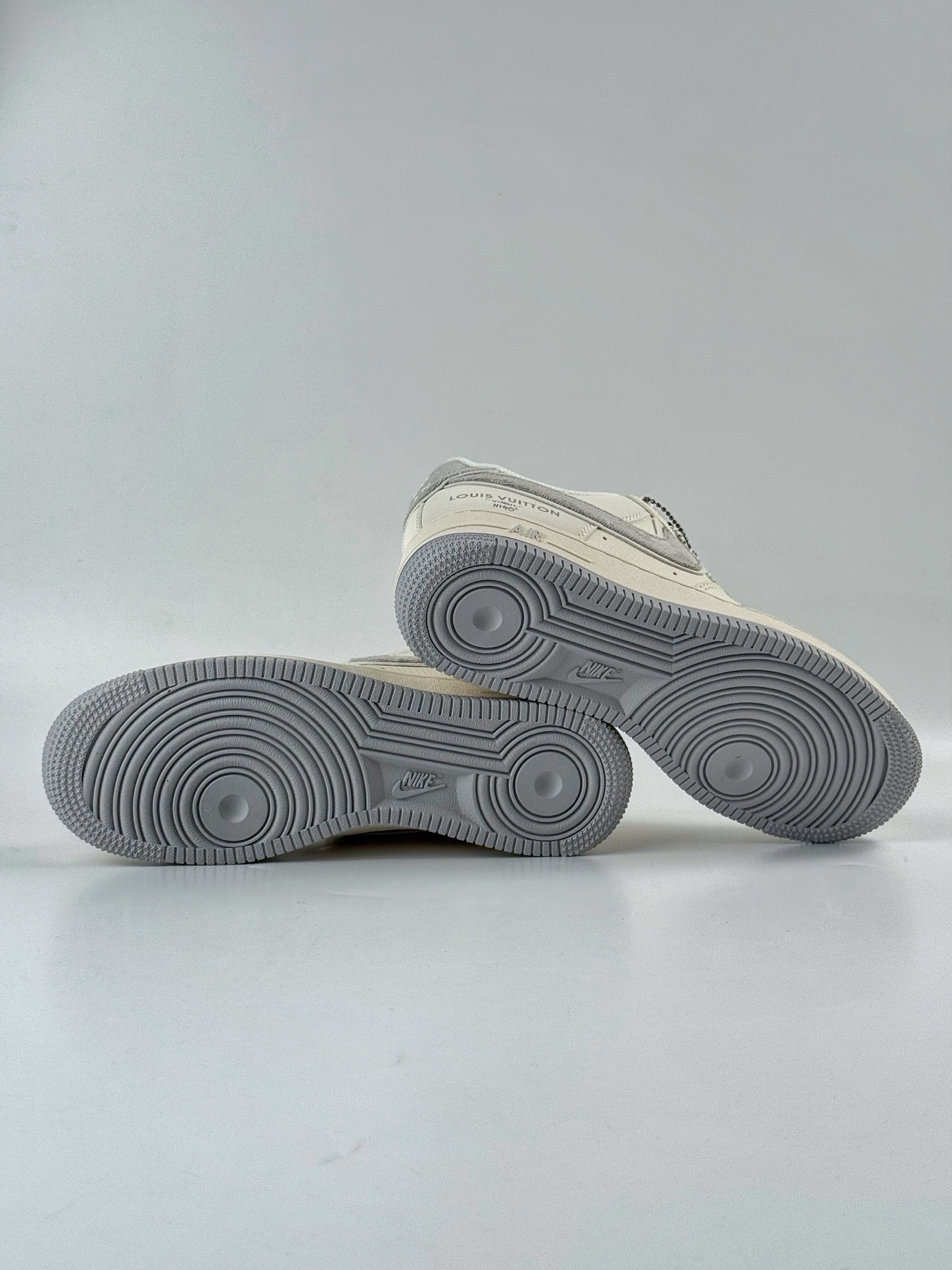 260 NIke Air Force 1 '07 Low “LV联名——米灰牛仔勾” 空军一号 低帮 运动鞋 SM6668-103-Chinese UA Cheap High Quatity Brand Clothes Bags handbags Sneakers wholesale wholesaler seller from China Factory suppliers Fashion Clothing Shoes best Quality Beautiful Price 260 NIke Air Force 1 '07 Low “LV联名——米灰牛仔勾” 空军一号 低帮 运动鞋 SM6668-103