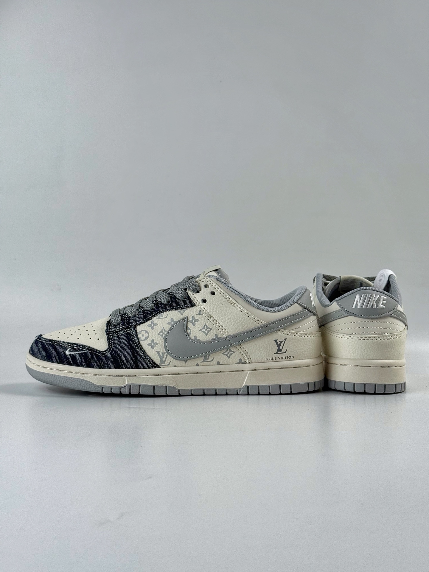 280 Nike Air Dunk LOW 1“LV联名——牛仔蓝灰勾 ” 经典牛仔蓝搭配 满天星鞋带 JP1628-018-Chinese UA Cheap High Quatity Brand Clothes Bags handbags Sneakers wholesale wholesaler seller from China Factory suppliers Fashion Clothing Shoes best Quality Beautiful Price 280 Nike Air Dunk LOW 1“LV联名——牛仔蓝灰勾 ” 经典牛仔蓝搭配 满天星鞋带 JP1628-018