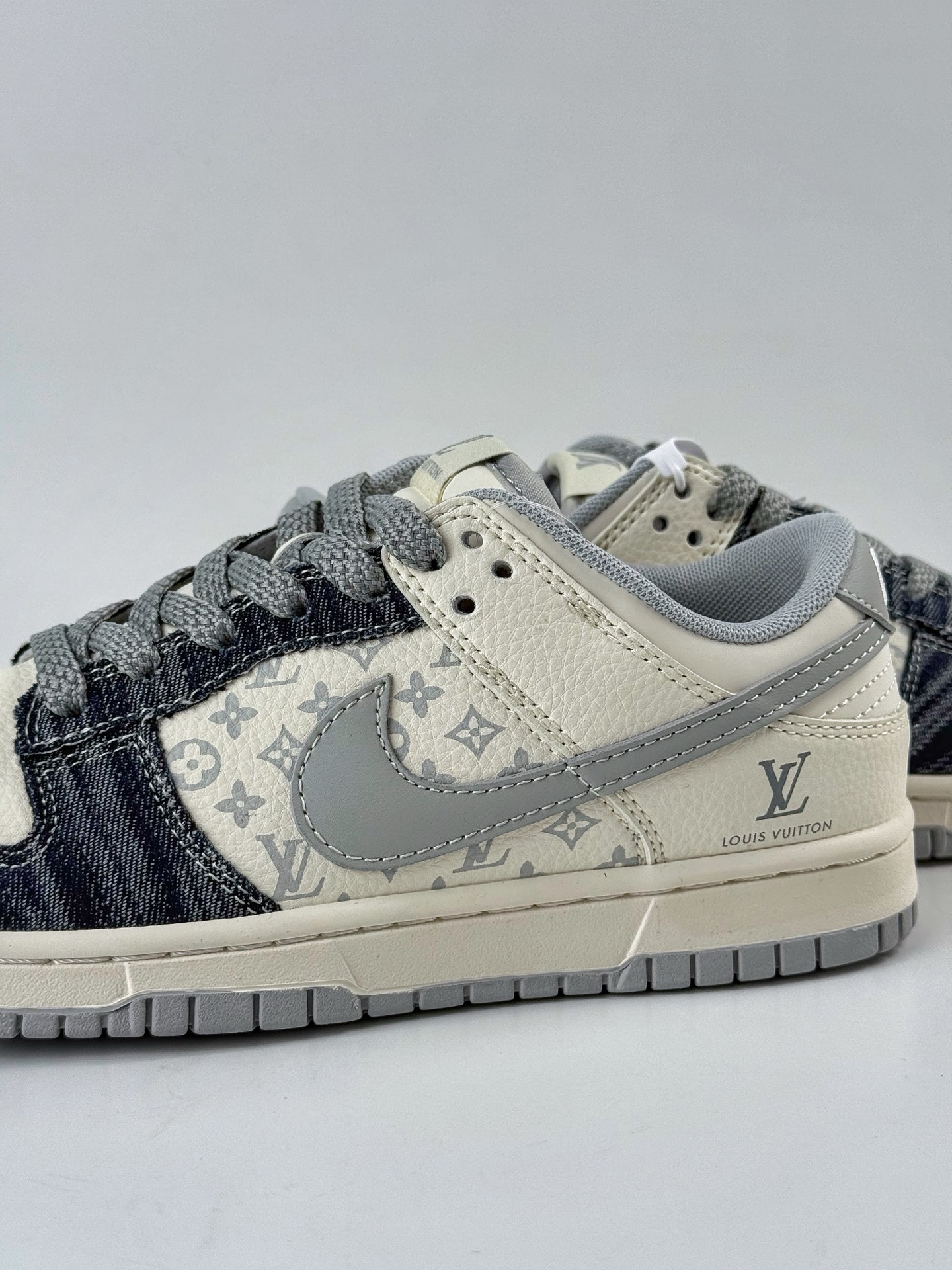 280 Nike Air Dunk LOW 1“LV联名——牛仔蓝灰勾 ” 经典牛仔蓝搭配 满天星鞋带 JP1628-018-Chinese UA Cheap High Quatity Brand Clothes Bags handbags Sneakers wholesale wholesaler seller from China Factory suppliers Fashion Clothing Shoes best Quality Beautiful Price 280 Nike Air Dunk LOW 1“LV联名——牛仔蓝灰勾 ” 经典牛仔蓝搭配 满天星鞋带 JP1628-018