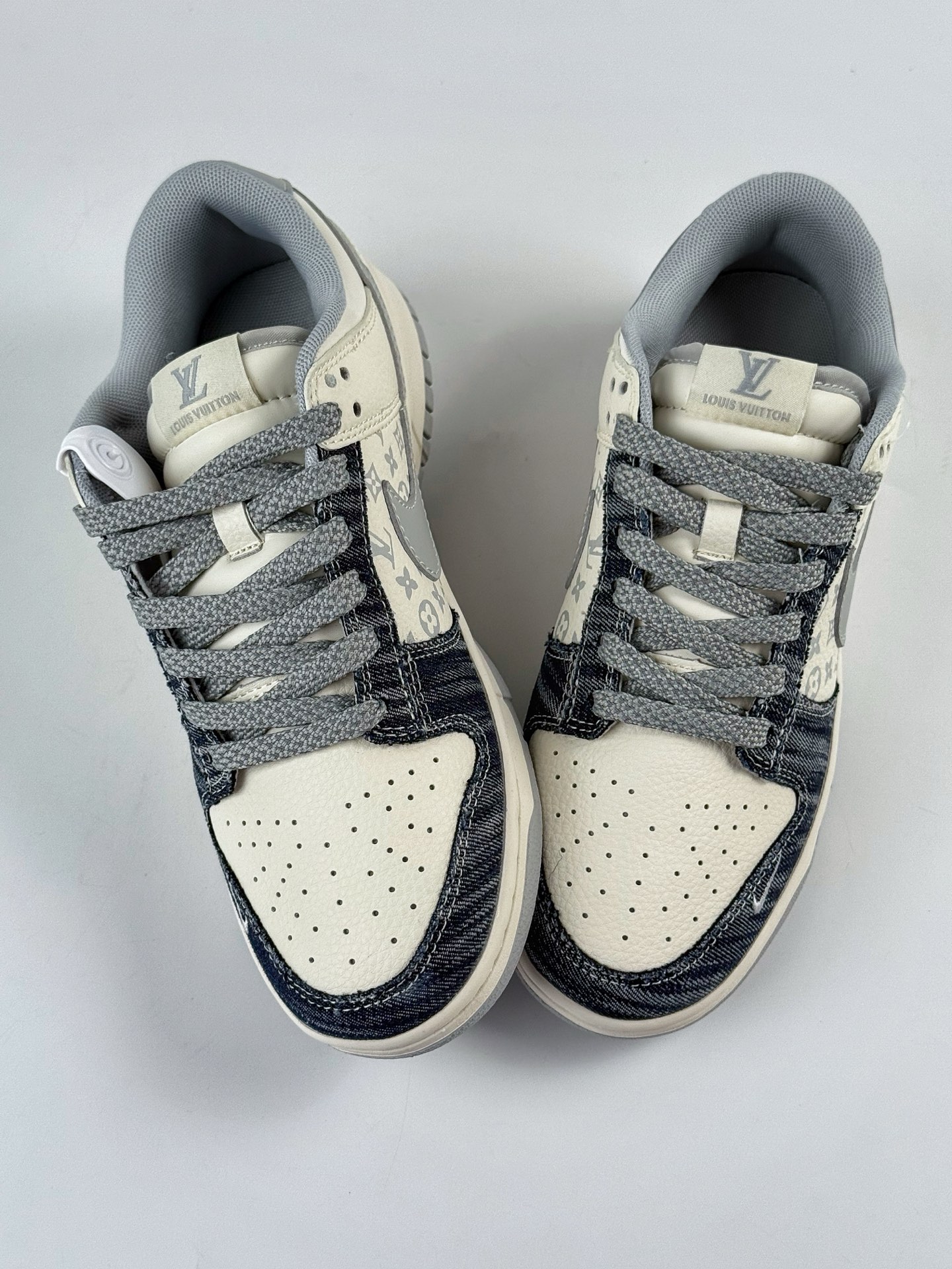 280 Nike Air Dunk LOW 1“LV联名——牛仔蓝灰勾 ” 经典牛仔蓝搭配 满天星鞋带 JP1628-018-Chinese UA Cheap High Quatity Brand Clothes Bags handbags Sneakers wholesale wholesaler seller from China Factory suppliers Fashion Clothing Shoes best Quality Beautiful Price 280 Nike Air Dunk LOW 1“LV联名——牛仔蓝灰勾 ” 经典牛仔蓝搭配 满天星鞋带 JP1628-018