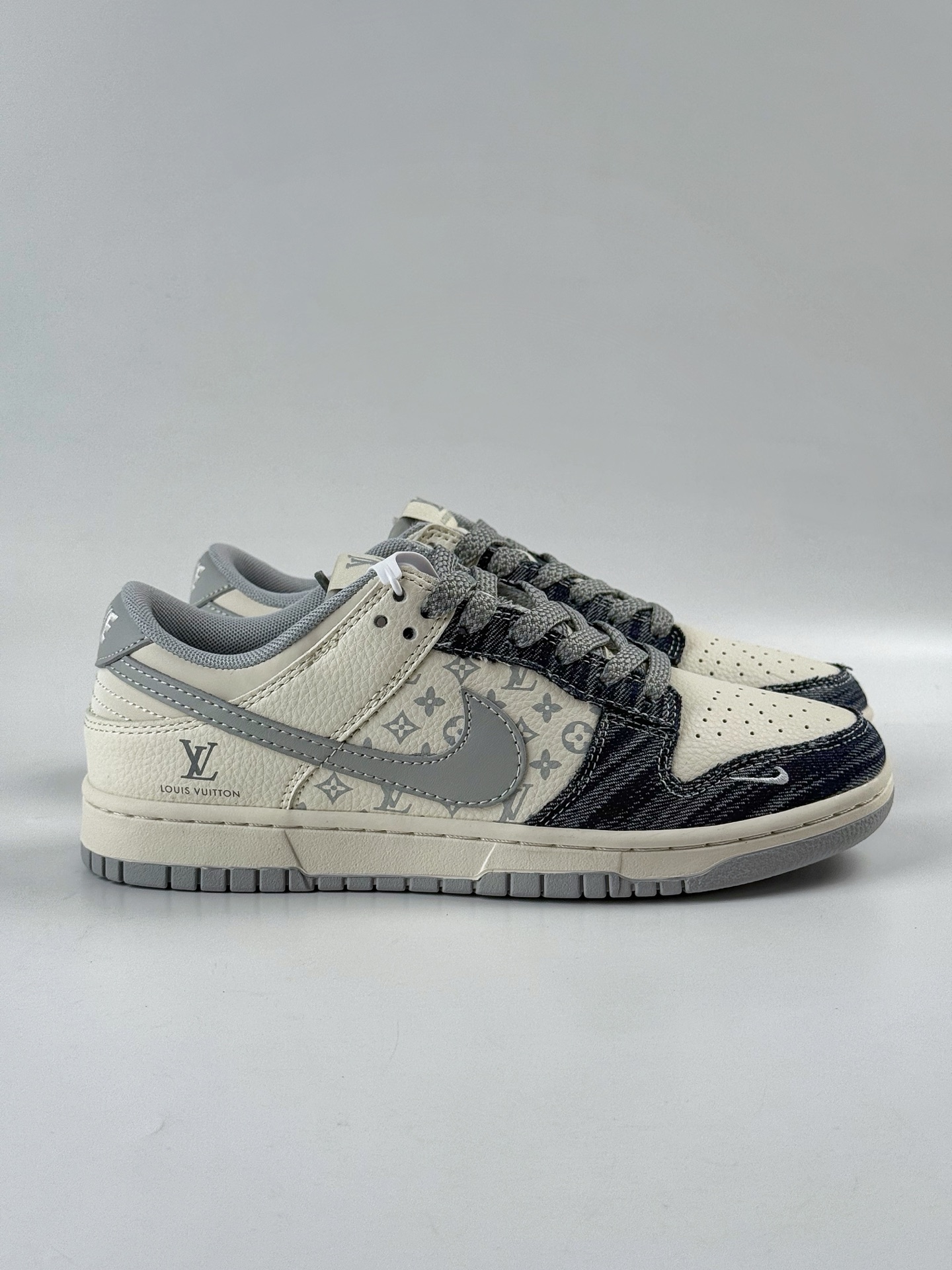 280 Nike Air Dunk LOW 1“LV联名——牛仔蓝灰勾 ” 经典牛仔蓝搭配 满天星鞋带 JP1628-018-Chinese UA Cheap High Quatity Brand Clothes Bags handbags Sneakers wholesale wholesaler seller from China Factory suppliers Fashion Clothing Shoes best Quality Beautiful Price 280 Nike Air Dunk LOW 1“LV联名——牛仔蓝灰勾 ” 经典牛仔蓝搭配 满天星鞋带 JP1628-018
