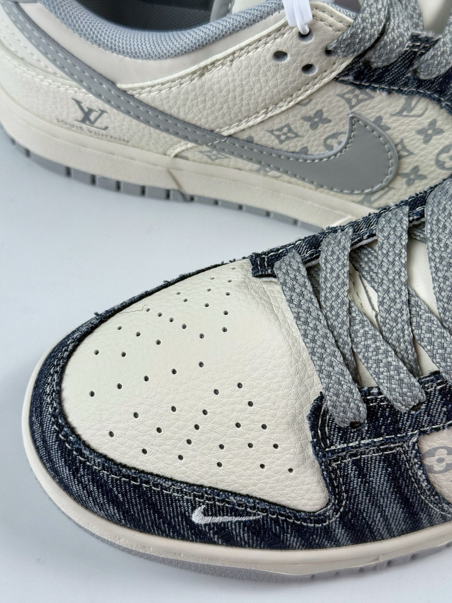 280 Nike Air Dunk LOW 1“LV联名——牛仔蓝灰勾 ” 经典牛仔蓝搭配 满天星鞋带 JP1628-018-Chinese UA Cheap High Quatity Brand Clothes Bags handbags Sneakers wholesale wholesaler seller from China Factory suppliers Fashion Clothing Shoes best Quality Beautiful Price 280 Nike Air Dunk LOW 1“LV联名——牛仔蓝灰勾 ” 经典牛仔蓝搭配 满天星鞋带 JP1628-018