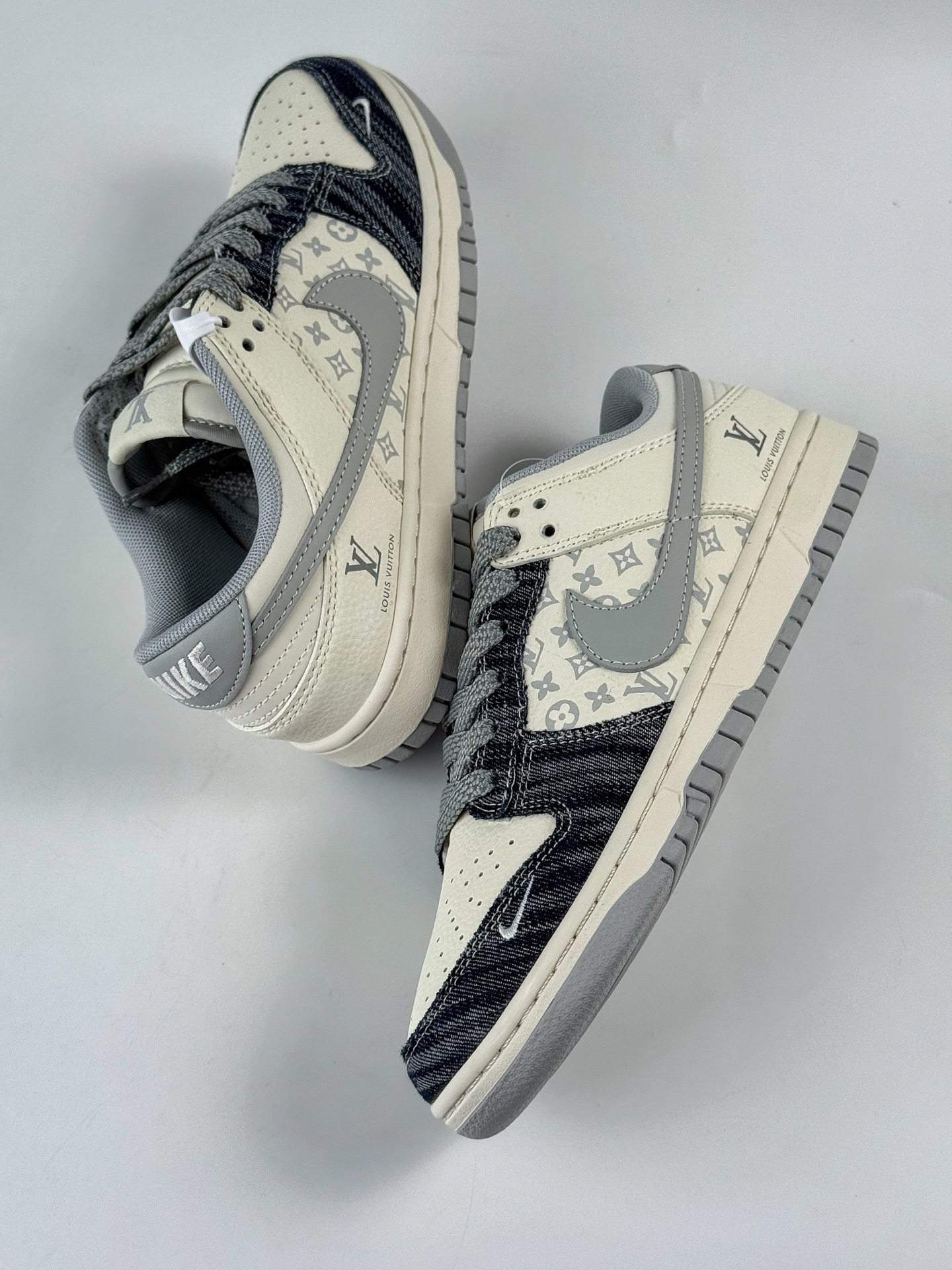 280 Nike Air Dunk LOW 1“LV联名——牛仔蓝灰勾 ” 经典牛仔蓝搭配 满天星鞋带 JP1628-018-Chinese UA Cheap High Quatity Brand Clothes Bags handbags Sneakers wholesale wholesaler seller from China Factory suppliers Fashion Clothing Shoes best Quality Beautiful Price 280 Nike Air Dunk LOW 1“LV联名——牛仔蓝灰勾 ” 经典牛仔蓝搭配 满天星鞋带 JP1628-018