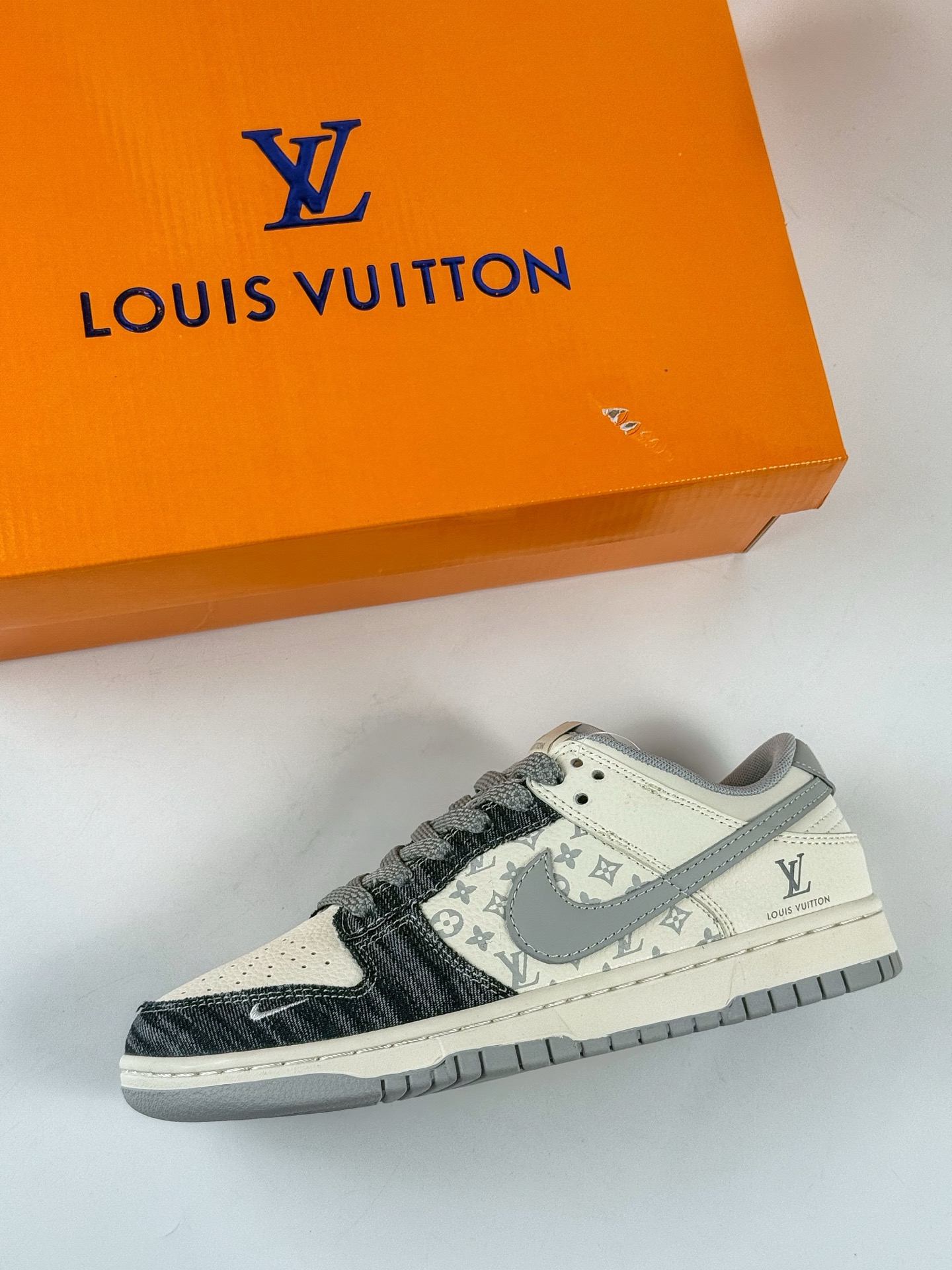 280 Nike Air Dunk LOW 1“LV联名——牛仔蓝灰勾 ” 经典牛仔蓝搭配 满天星鞋带 JP1628-018-Chinese UA Cheap High Quatity Brand Clothes Bags handbags Sneakers wholesale wholesaler seller from China Factory suppliers Fashion Clothing Shoes best Quality Beautiful Price 280 Nike Air Dunk LOW 1“LV联名——牛仔蓝灰勾 ” 经典牛仔蓝搭配 满天星鞋带 JP1628-018